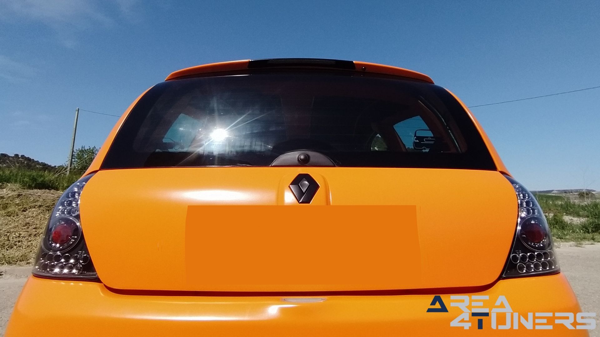 Imagen reportaje coche Tuning Renault Clio The Peach Imagen perteneciente al reportaje de coche Tuning, de la revista Area4tuners sobre un Renault Clio