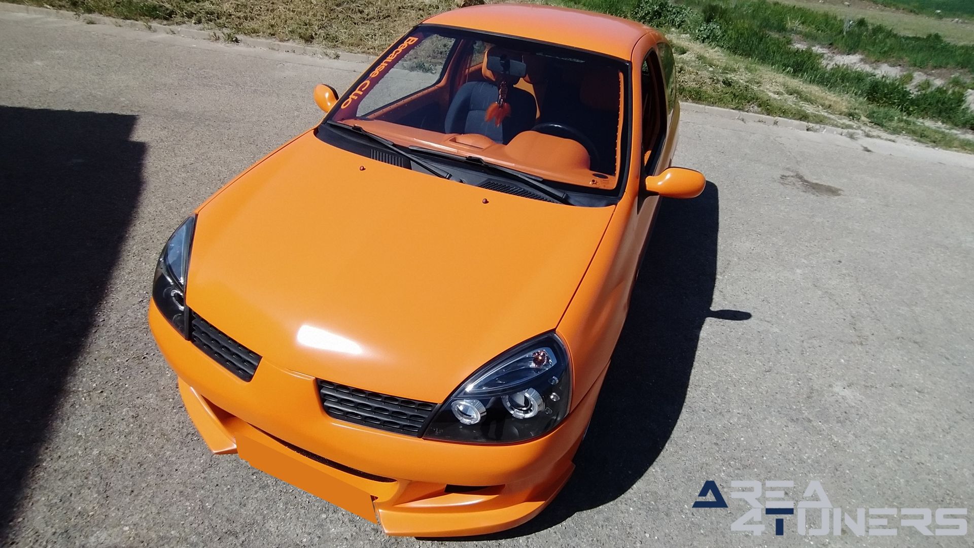 Imagen reportaje coche Tuning Renault Clio The Peach Imagen perteneciente al reportaje de coche Tuning, de la revista Area4tuners sobre un Renault Clio