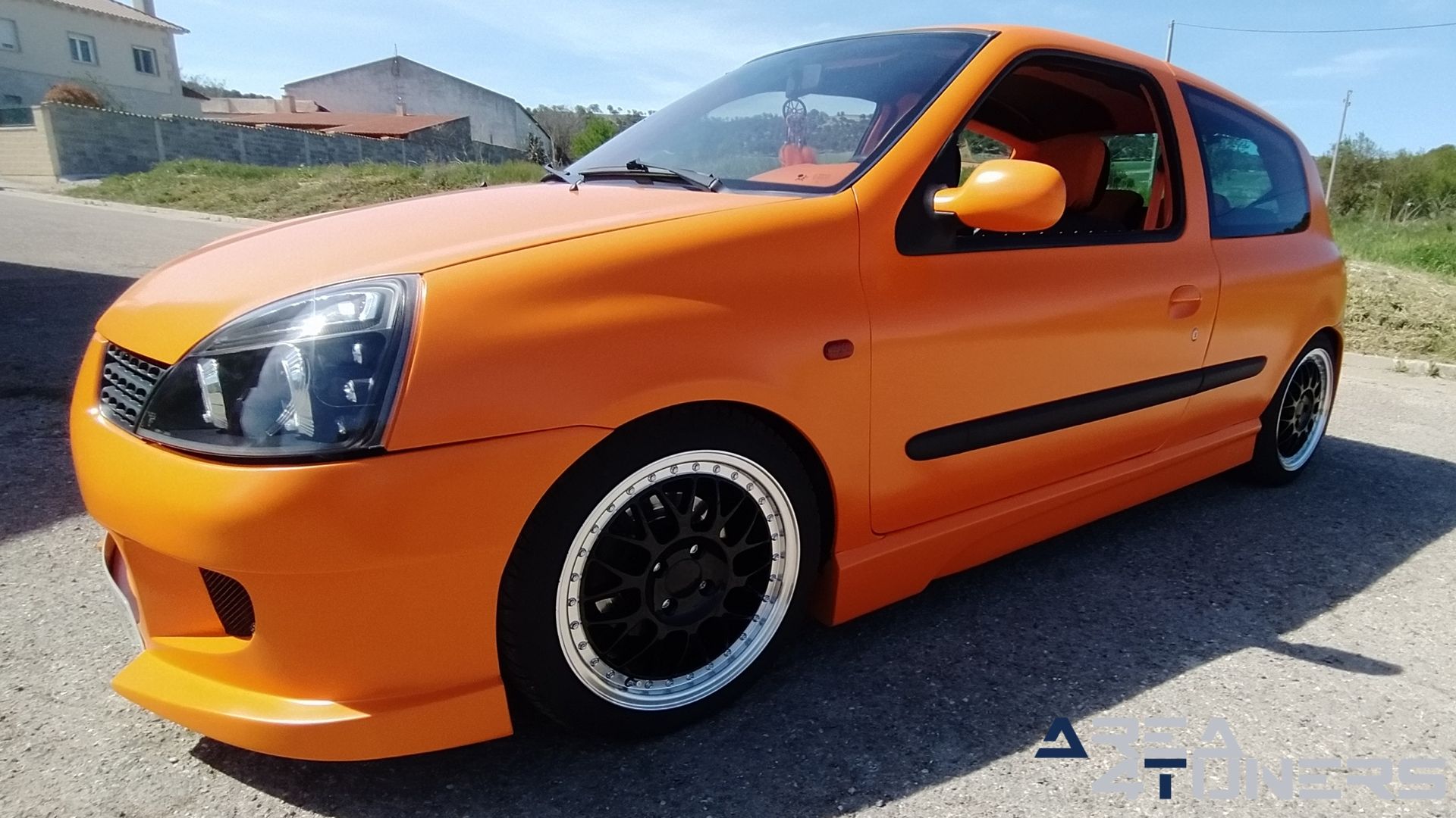 Imagen reportaje coche Tuning Renault Clio The Peach Imagen perteneciente al reportaje de coche Tuning, de la revista Area4tuners sobre un Renault Clio