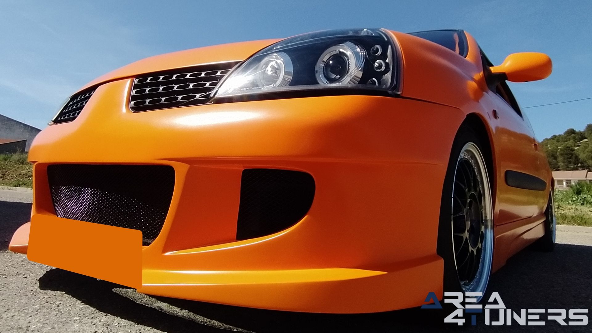 Imagen reportaje coche Tuning Renault Clio The Peach Imagen perteneciente al reportaje de coche Tuning, de la revista Area4tuners sobre un Renault Clio