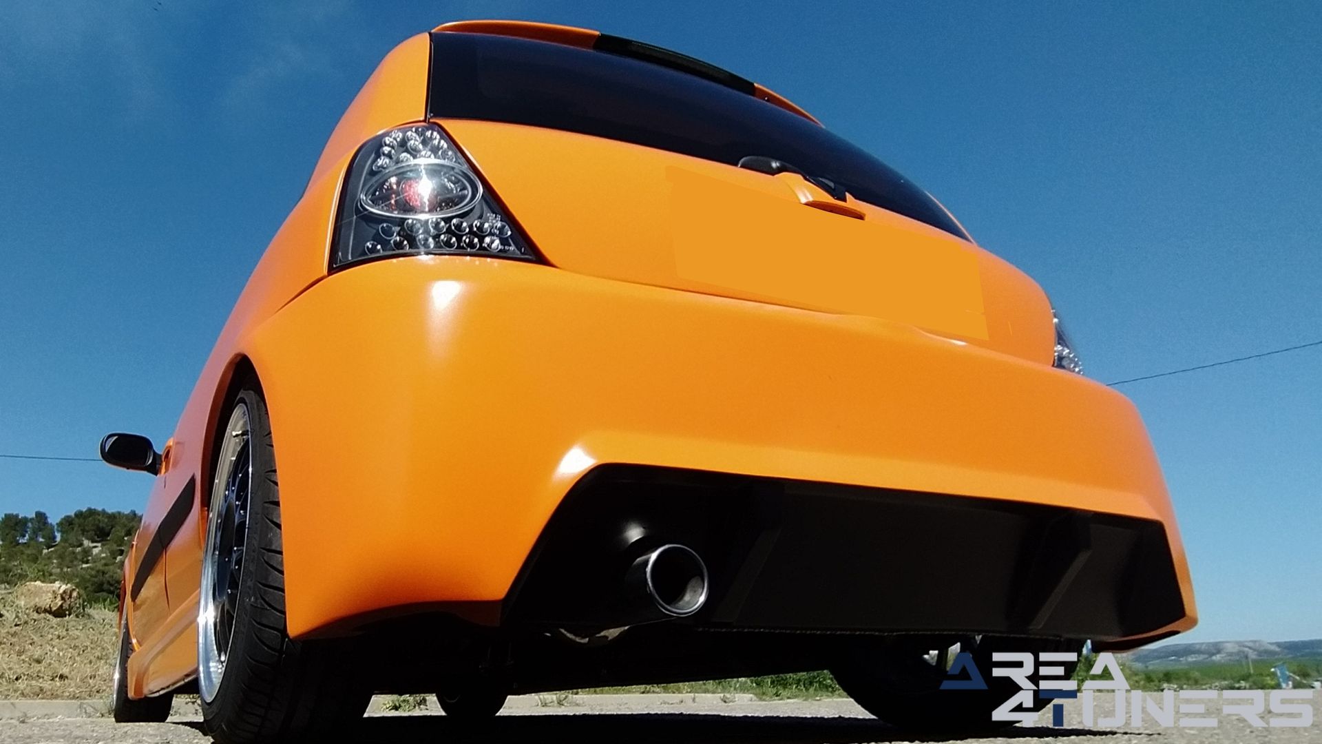 Imagen reportaje coche Tuning Renault Clio The Peach Imagen perteneciente al reportaje de coche Tuning, de la revista Area4tuners sobre un Renault Clio
