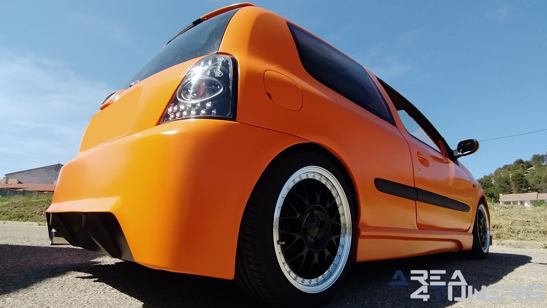 Imagen reportaje coche Tuning Renault Clio The Peach Imagen perteneciente al reportaje de coche Tuning, de la revista Area4tuners sobre un Renault Clio