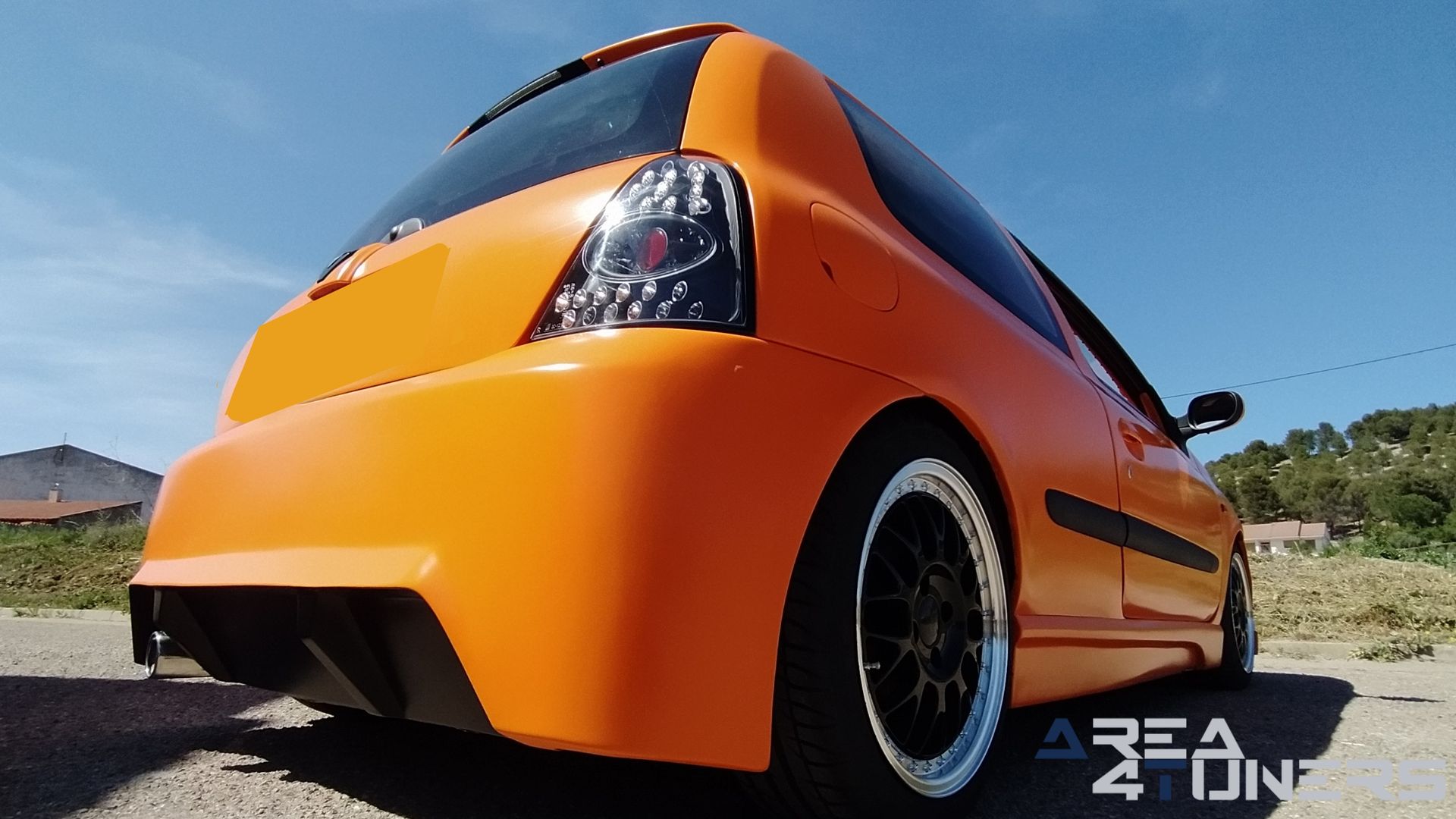 Imagen reportaje coche Tuning Renault Clio The Peach Imagen perteneciente al reportaje de coche Tuning, de la revista Area4tuners sobre un Renault Clio