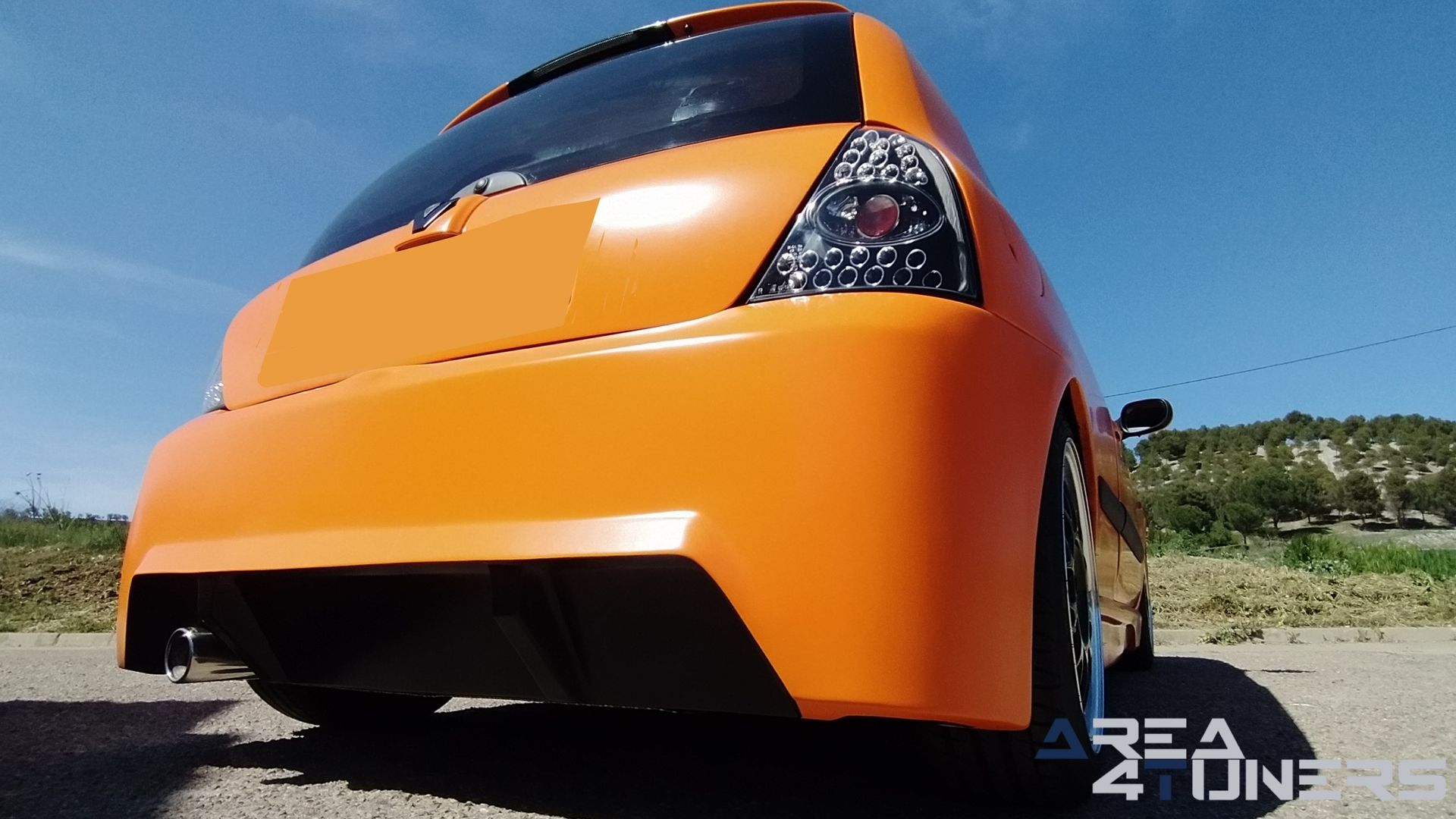 Imagen reportaje coche Tuning Renault Clio The Peach Imagen perteneciente al reportaje de coche Tuning, de la revista Area4tuners sobre un Renault Clio