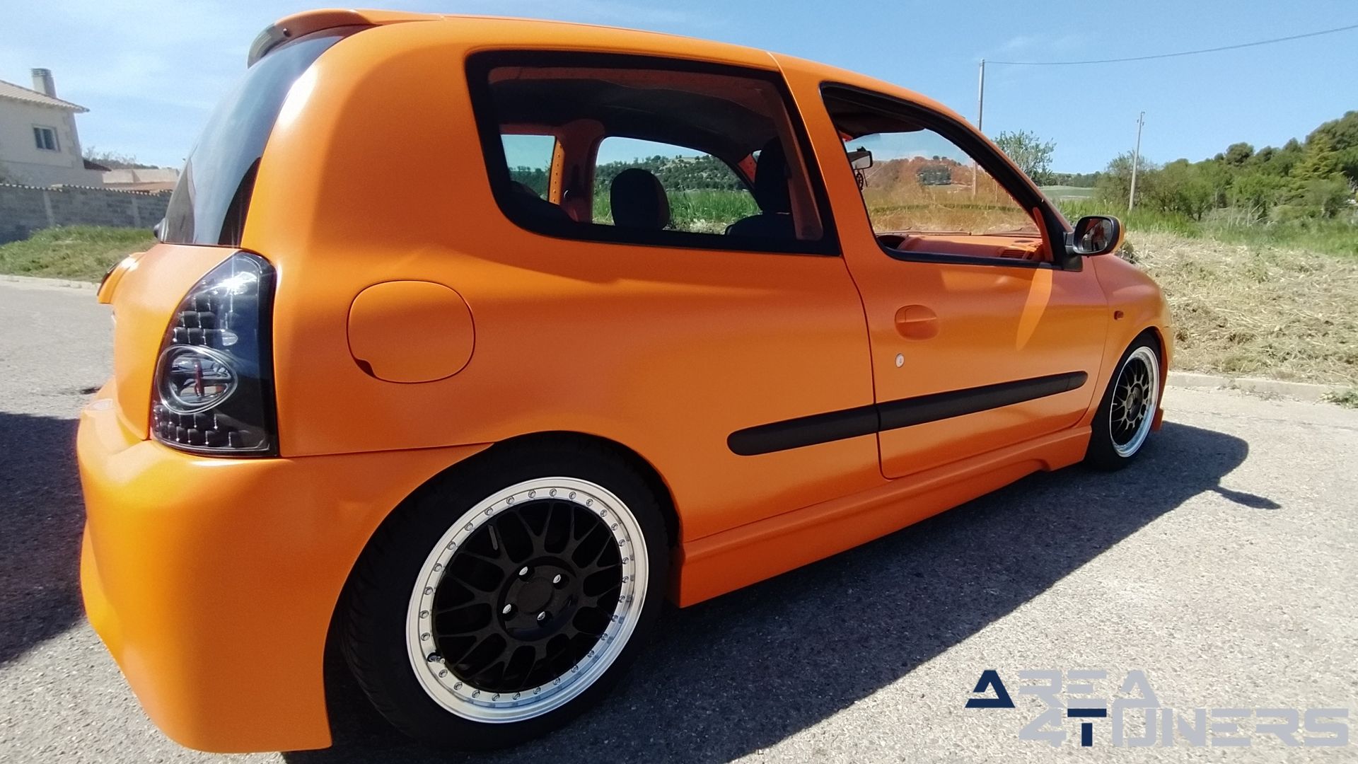 Imagen reportaje coche Tuning Renault Clio The Peach Imagen perteneciente al reportaje de coche Tuning, de la revista Area4tuners sobre un Renault Clio