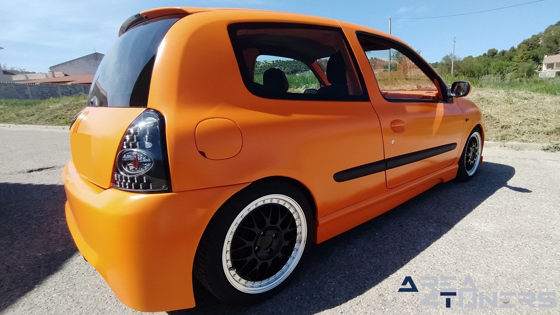 Imagen reportaje coche Tuning Renault Clio The Peach Imagen perteneciente al reportaje de coche Tuning, de la revista Area4tuners sobre un Renault Clio