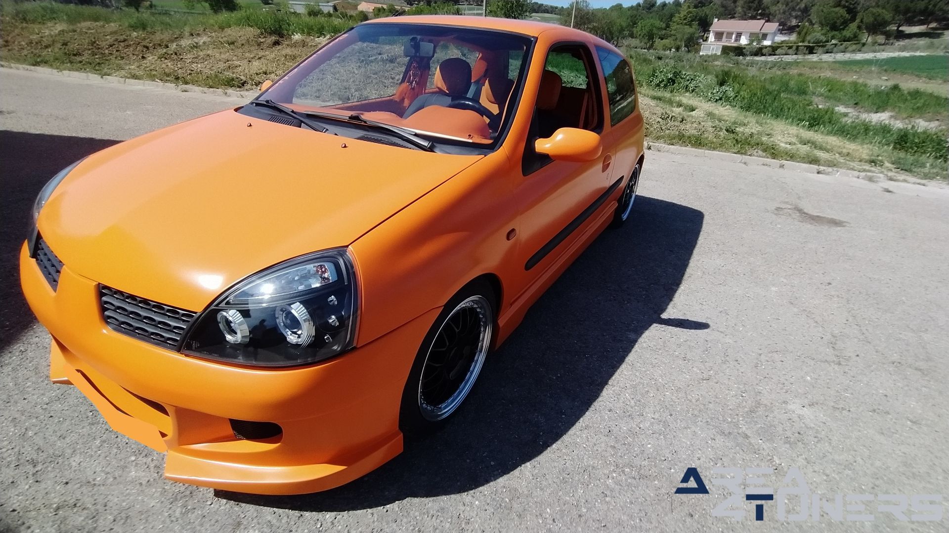 Imagen reportaje coche Tuning Renault Clio The Peach Imagen perteneciente al reportaje de coche Tuning, de la revista Area4tuners sobre un Renault Clio