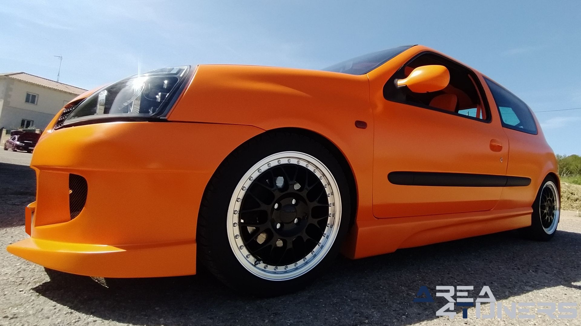 Imagen reportaje coche Tuning Renault Clio The Peach Imagen perteneciente al reportaje de coche Tuning, de la revista Area4tuners sobre un Renault Clio