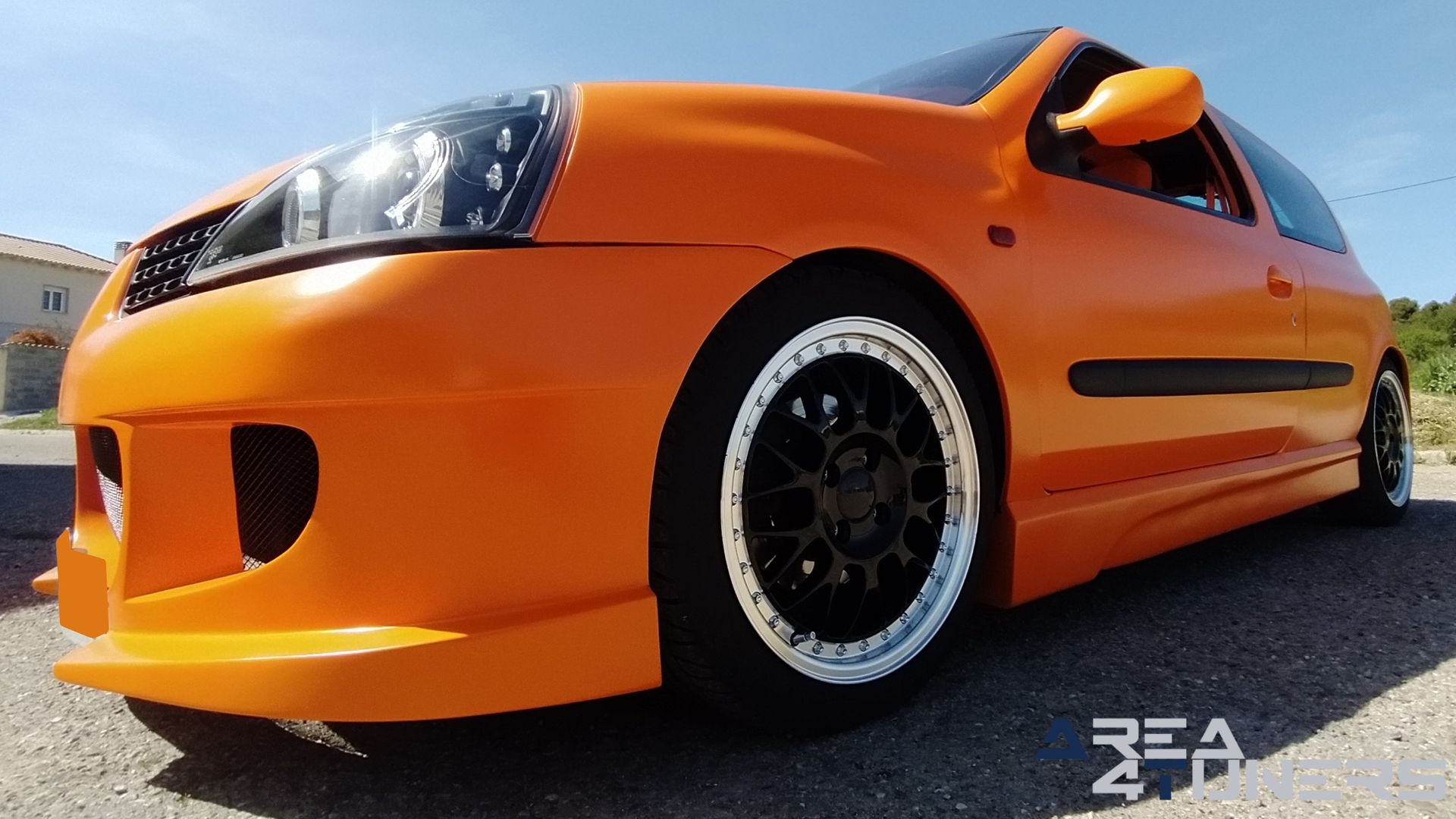 Imagen reportaje coche Tuning Renault Clio The Peach Imagen perteneciente al reportaje de coche Tuning, de la revista Area4tuners sobre un Renault Clio