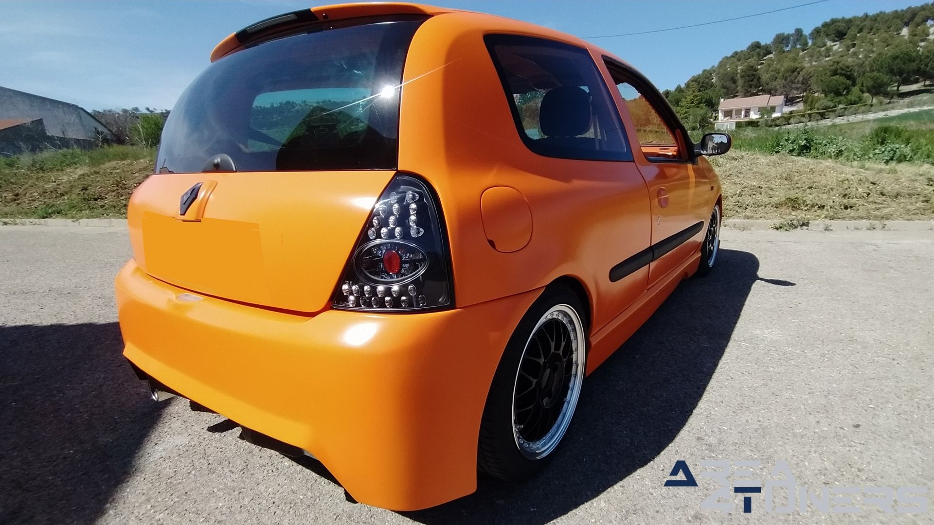 Imagen reportaje coche Tuning Renault Clio The Peach Imagen perteneciente al reportaje de coche Tuning, de la revista Area4tuners sobre un Renault Clio