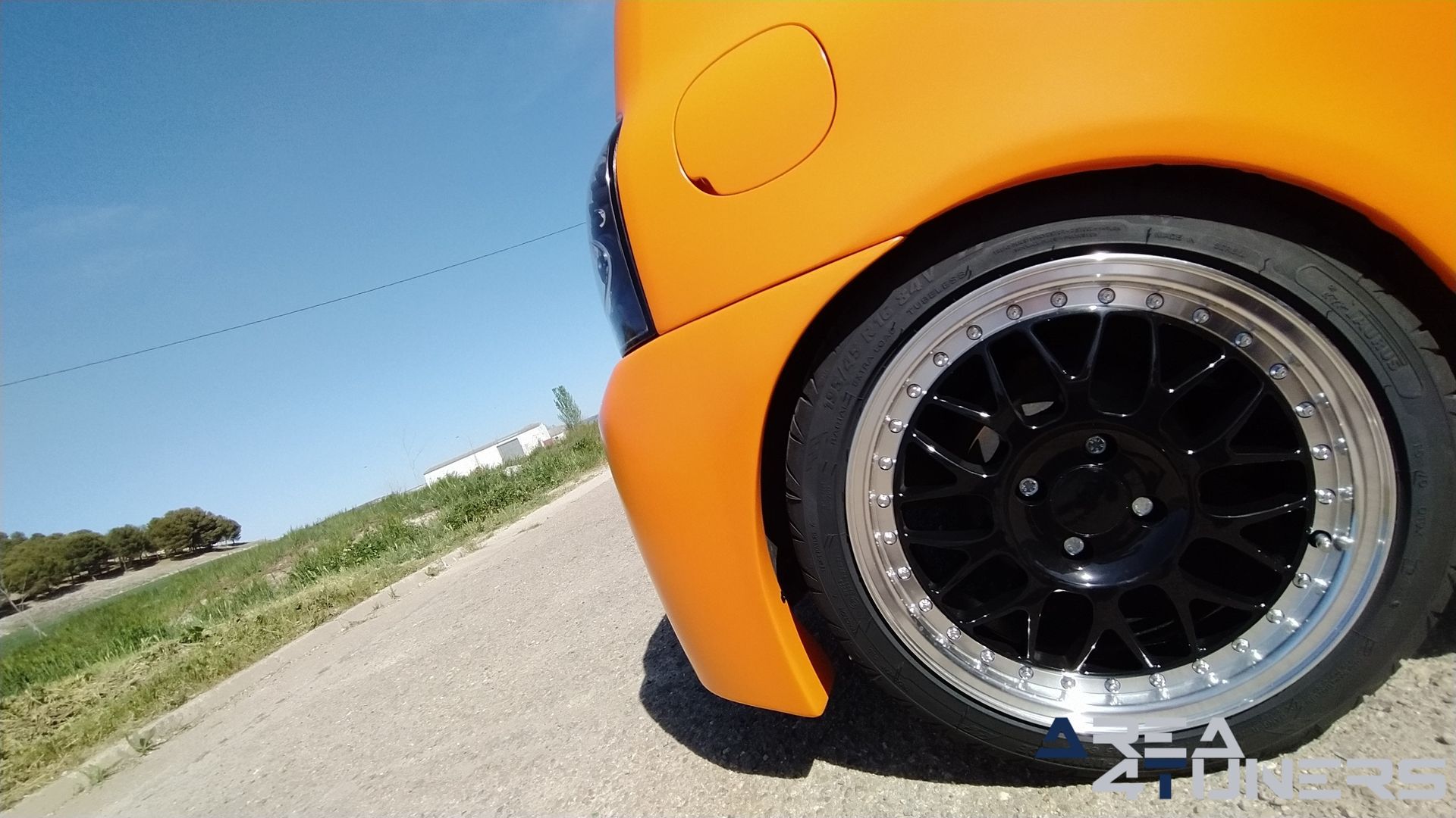 Imagen reportaje coche Tuning Renault Clio The Peach Imagen perteneciente al reportaje de coche Tuning, de la revista Area4tuners sobre un Renault Clio