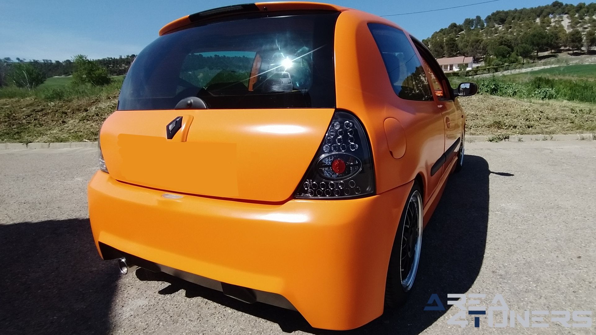 Imagen reportaje coche Tuning Renault Clio The Peach Imagen perteneciente al reportaje de coche Tuning, de la revista Area4tuners sobre un Renault Clio