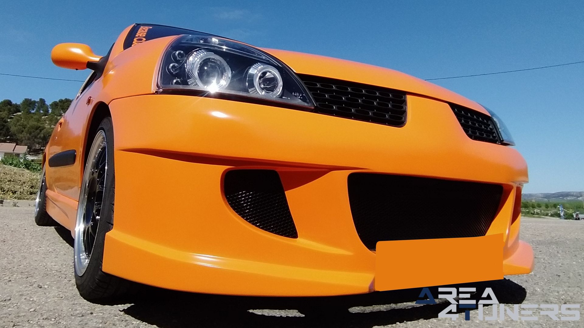 Imagen reportaje coche Tuning Renault Clio The Peach Imagen perteneciente al reportaje de coche Tuning, de la revista Area4tuners sobre un Renault Clio