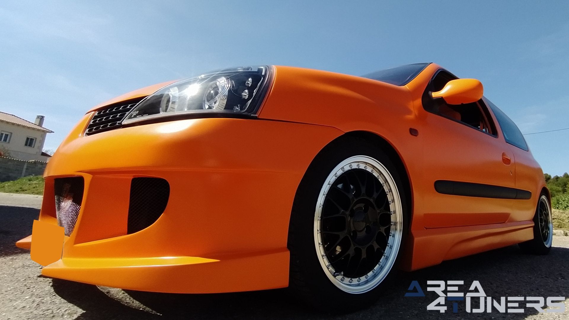 Imagen reportaje coche Tuning Renault Clio The Peach Imagen perteneciente al reportaje de coche Tuning, de la revista Area4tuners sobre un Renault Clio