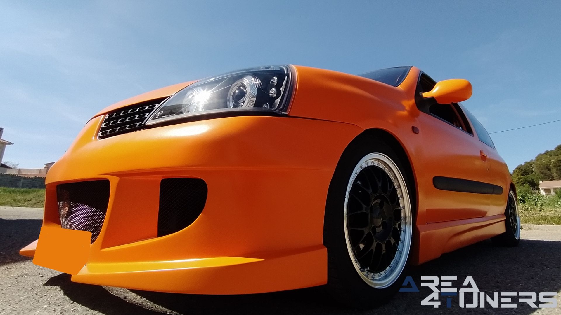 Imagen reportaje coche Tuning Renault Clio The Peach Imagen perteneciente al reportaje de coche Tuning, de la revista Area4tuners sobre un Renault Clio