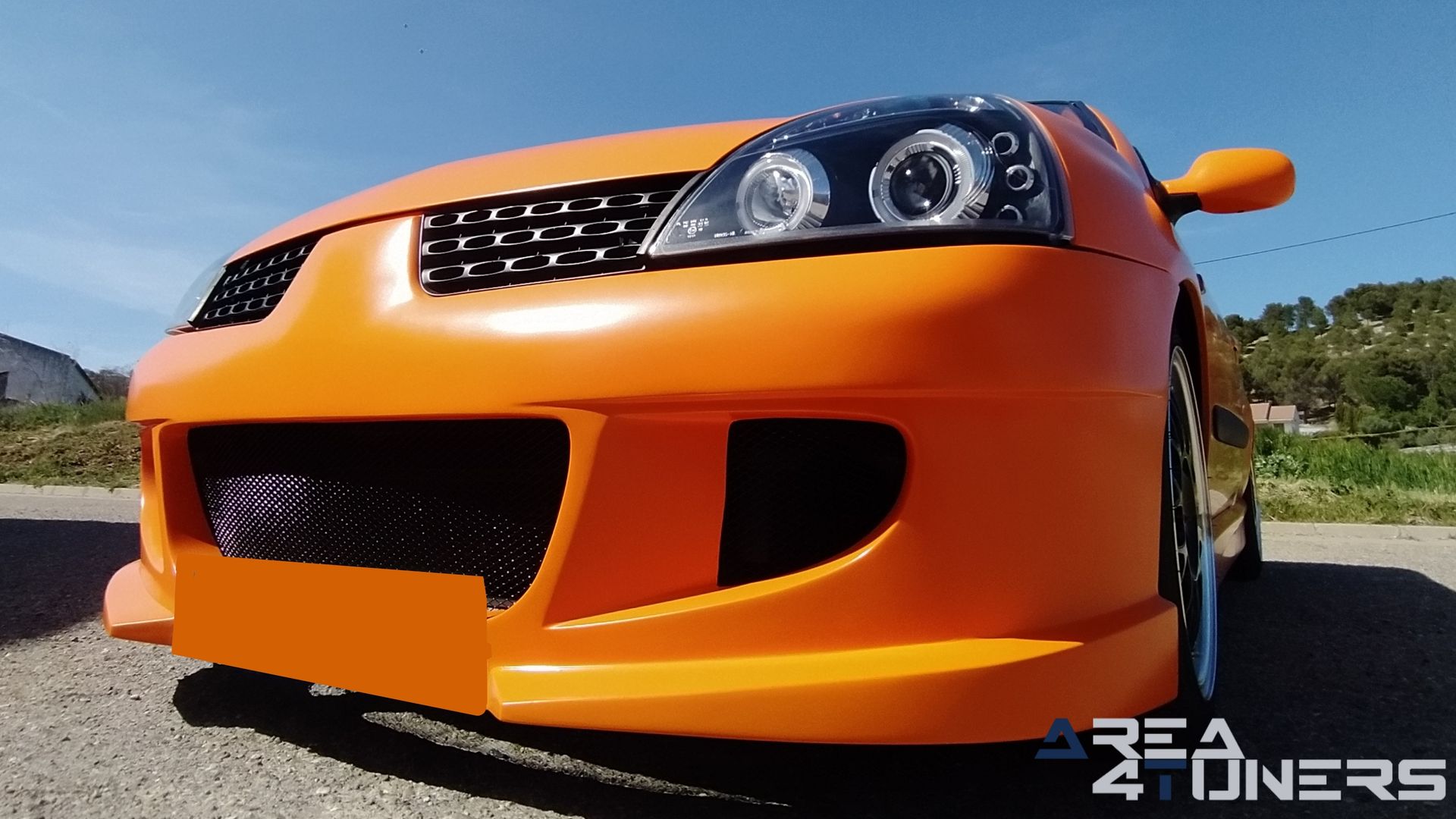 Imagen reportaje coche Tuning Renault Clio The Peach Imagen perteneciente al reportaje de coche Tuning, de la revista Area4tuners sobre un Renault Clio