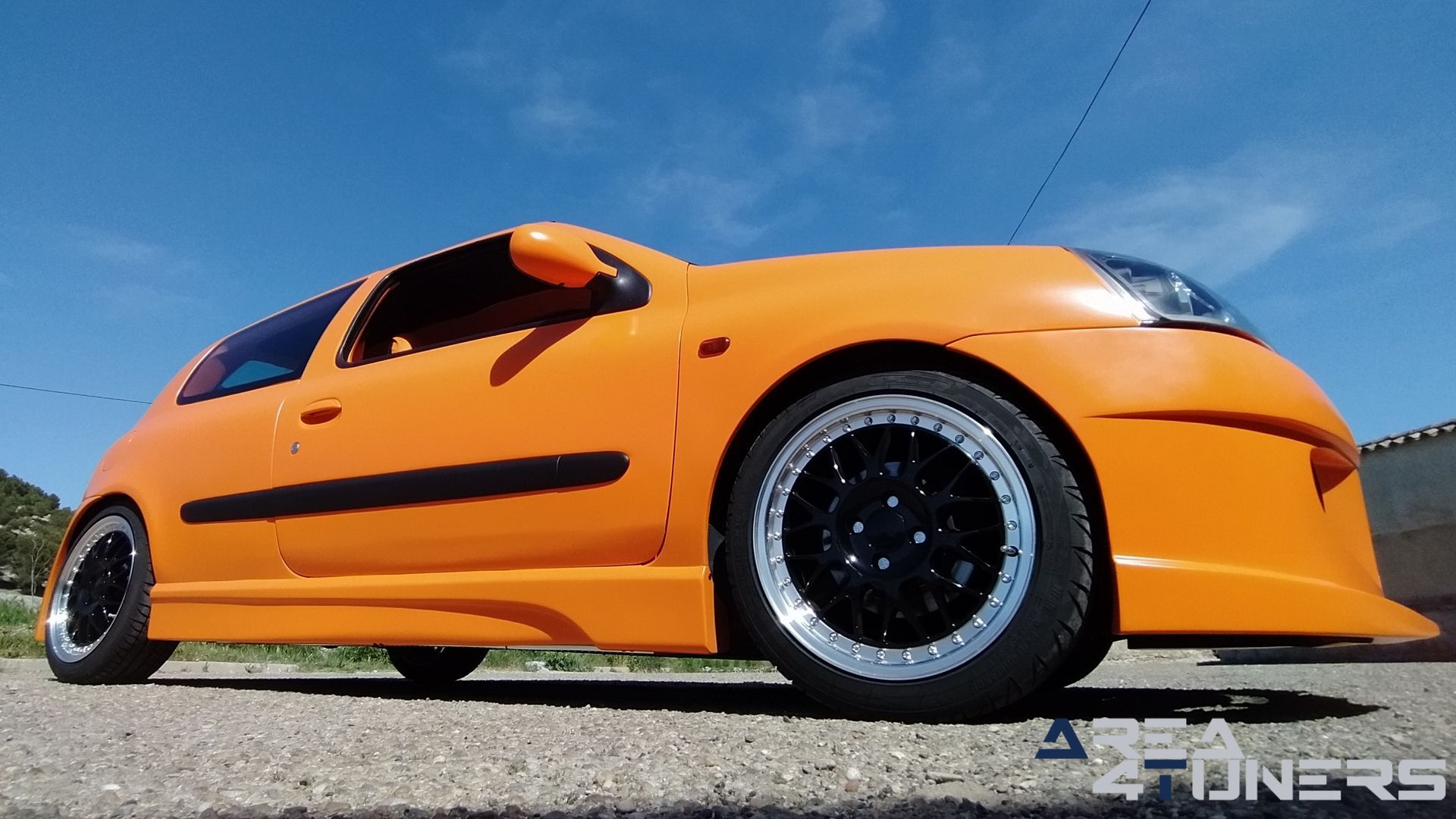 Imagen reportaje coche Tuning Renault Clio The Peach Imagen perteneciente al reportaje de coche Tuning, de la revista Area4tuners sobre un Renault Clio
