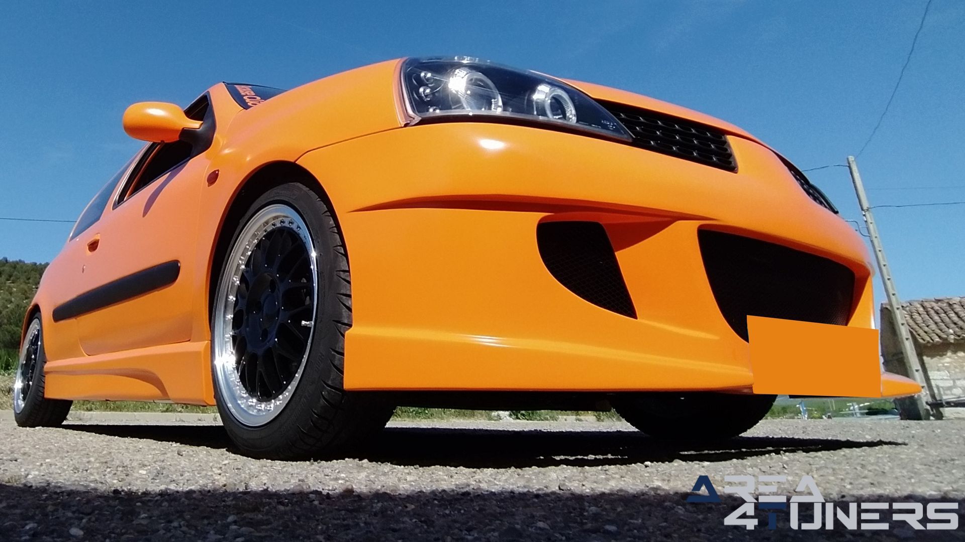 Imagen reportaje coche Tuning Renault Clio The Peach Imagen perteneciente al reportaje de coche Tuning, de la revista Area4tuners sobre un Renault Clio