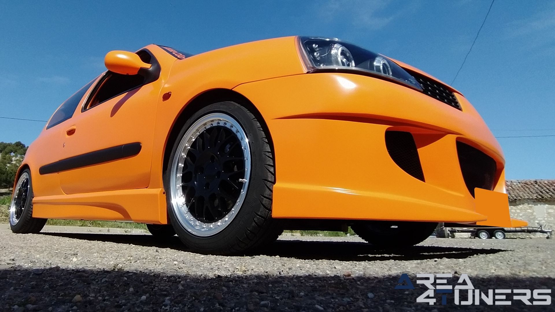 Imagen reportaje coche Tuning Renault Clio The Peach Imagen perteneciente al reportaje de coche Tuning, de la revista Area4tuners sobre un Renault Clio