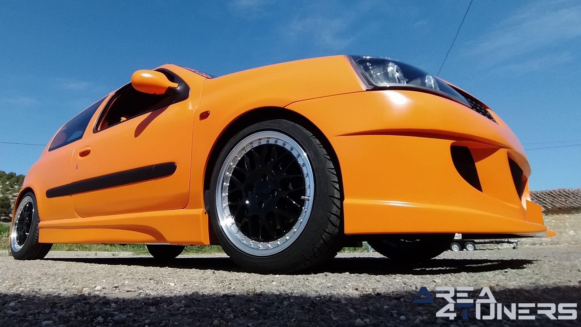 Imagen reportaje coche Tuning Renault Clio The Peach Imagen perteneciente al reportaje de coche Tuning, de la revista Area4tuners sobre un Renault Clio