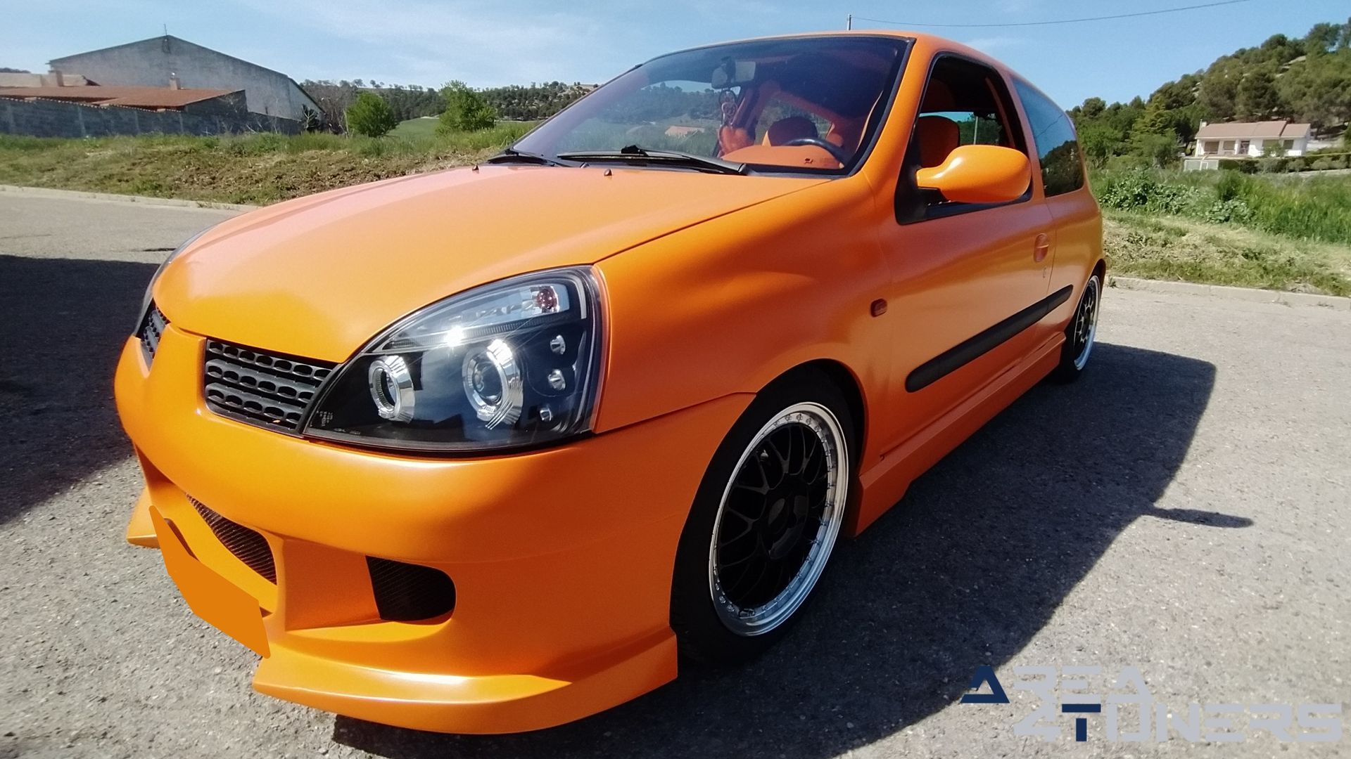 Imagen reportaje coche Tuning Renault Clio The Peach Imagen perteneciente al reportaje de coche Tuning, de la revista Area4tuners sobre un Renault Clio