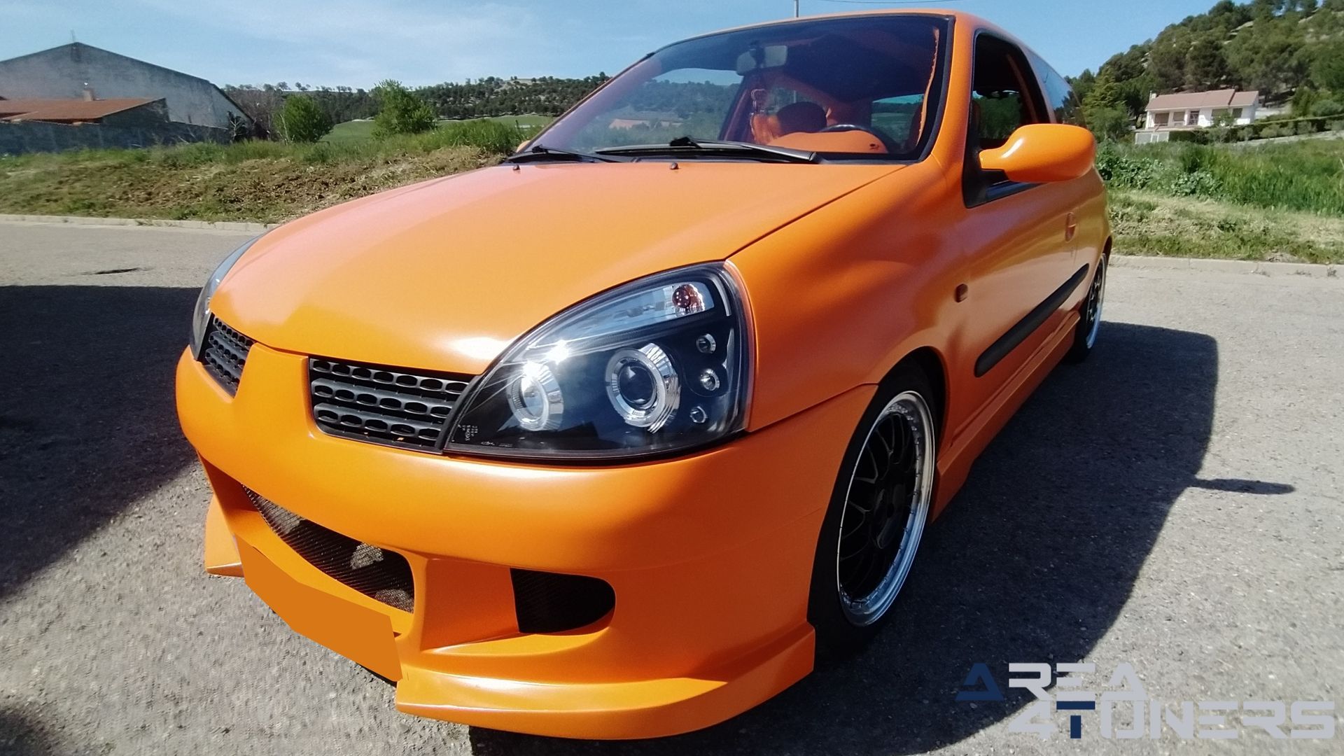 Imagen reportaje coche Tuning Renault Clio The Peach Imagen perteneciente al reportaje de coche Tuning, de la revista Area4tuners sobre un Renault Clio