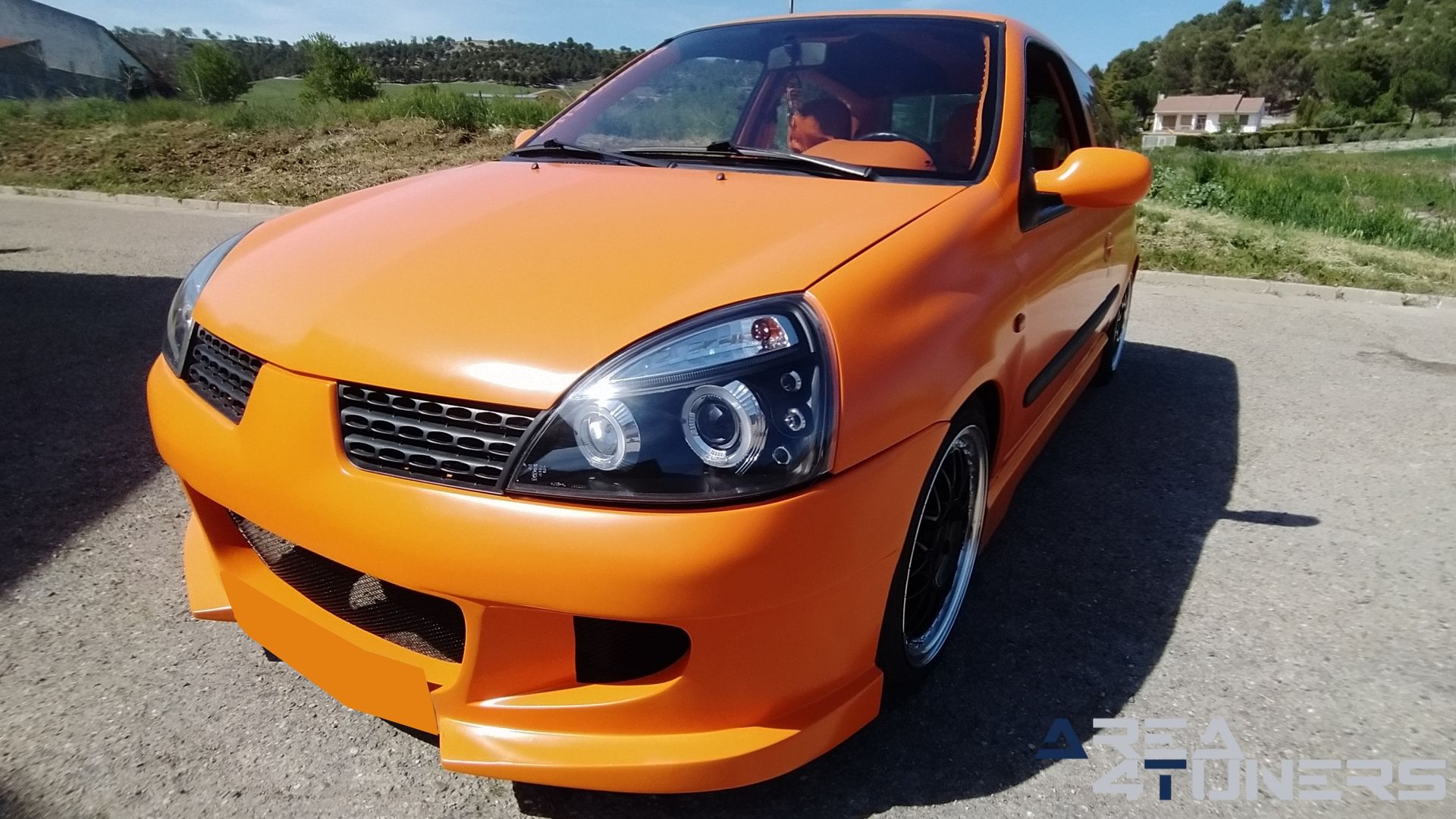 Imagen reportaje coche Tuning Renault Clio The Peach Imagen perteneciente al reportaje de coche Tuning, de la revista Area4tuners sobre un Renault Clio
