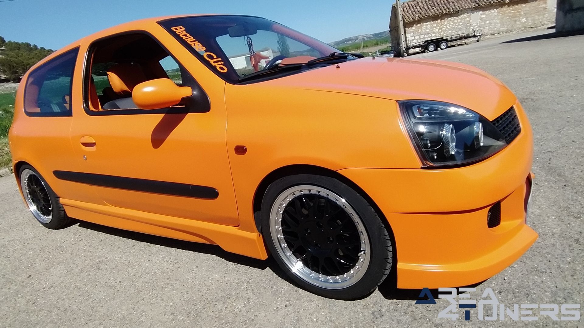 Imagen reportaje coche Tuning Renault Clio The Peach Imagen perteneciente al reportaje de coche Tuning, de la revista Area4tuners sobre un Renault Clio