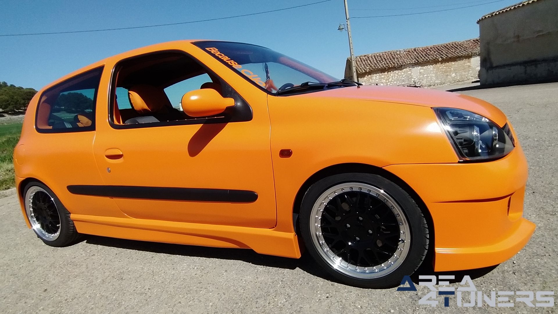 Imagen reportaje coche Tuning Renault Clio The Peach Imagen perteneciente al reportaje de coche Tuning, de la revista Area4tuners sobre un Renault Clio