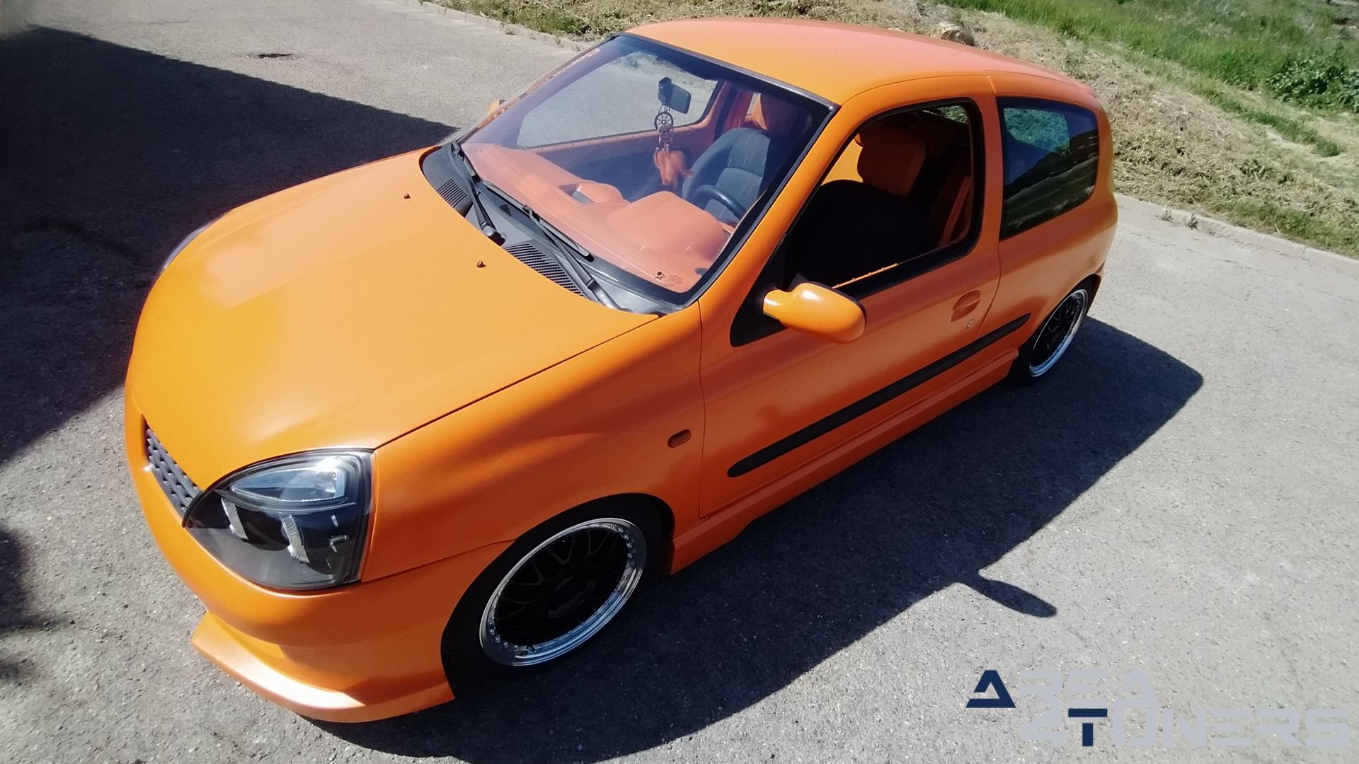 Imagen reportaje coche Tuning Renault Clio The Peach Imagen perteneciente al reportaje de coche Tuning, de la revista Area4tuners sobre un Renault Clio