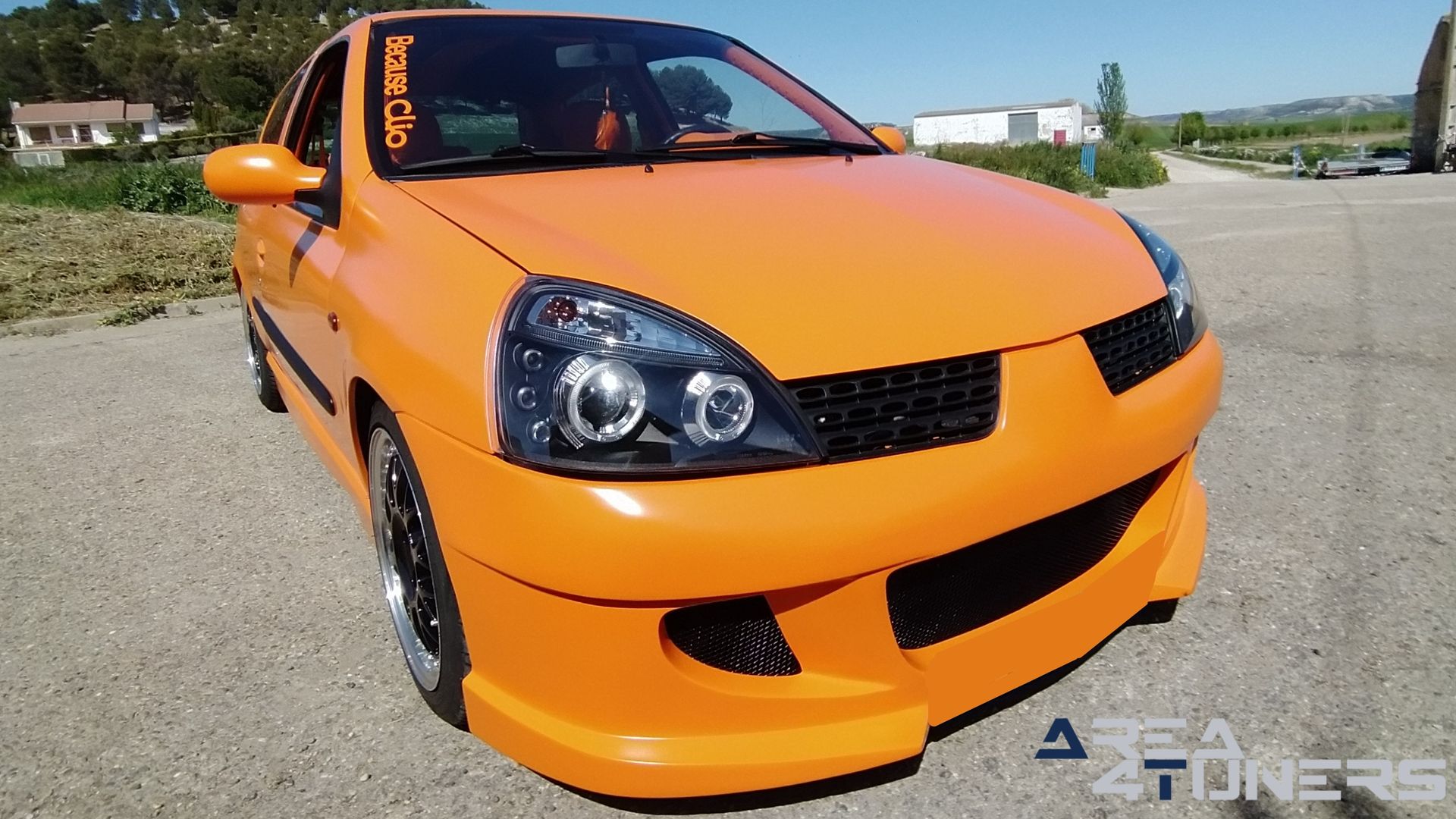 Imagen reportaje coche Tuning Renault Clio The Peach Imagen perteneciente al reportaje de coche Tuning, de la revista Area4tuners sobre un Renault Clio
