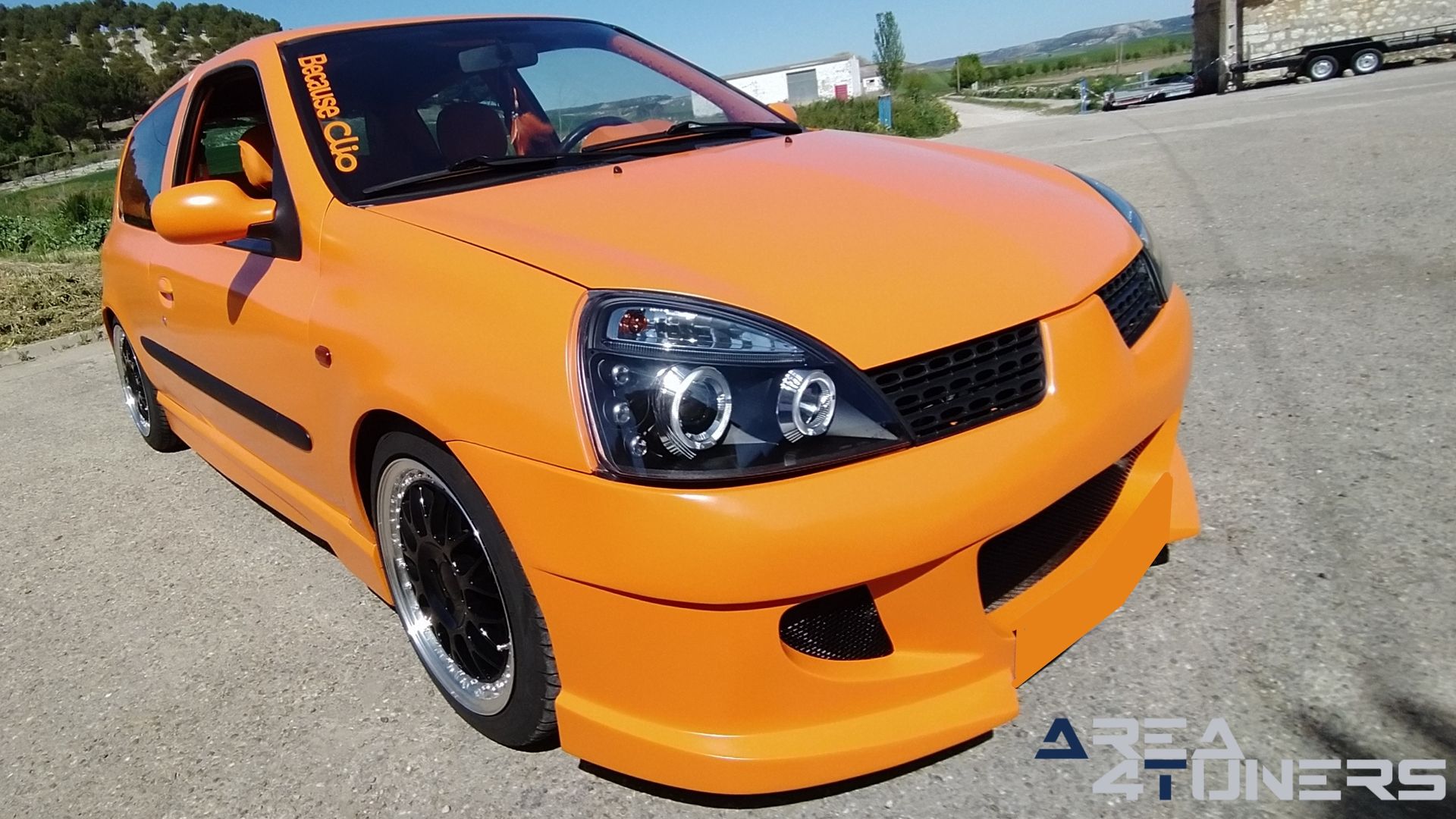 Imagen reportaje coche Tuning Renault Clio The Peach Imagen perteneciente al reportaje de coche Tuning, de la revista Area4tuners sobre un Renault Clio