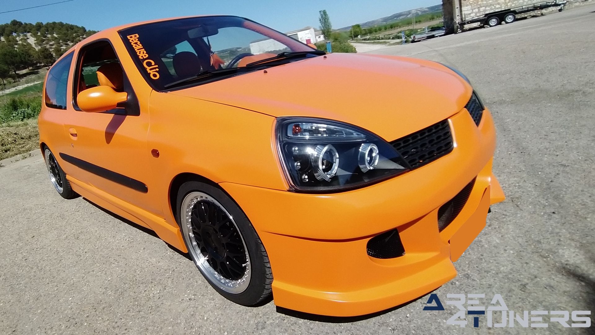 Imagen reportaje coche Tuning Renault Clio The Peach Imagen perteneciente al reportaje de coche Tuning, de la revista Area4tuners sobre un Renault Clio