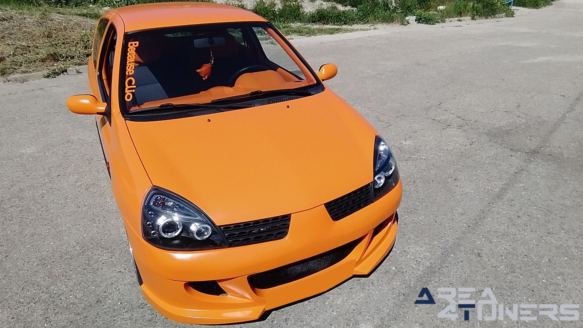 Imagen reportaje coche Tuning Renault Clio The Peach Imagen perteneciente al reportaje de coche Tuning, de la revista Area4tuners sobre un Renault Clio