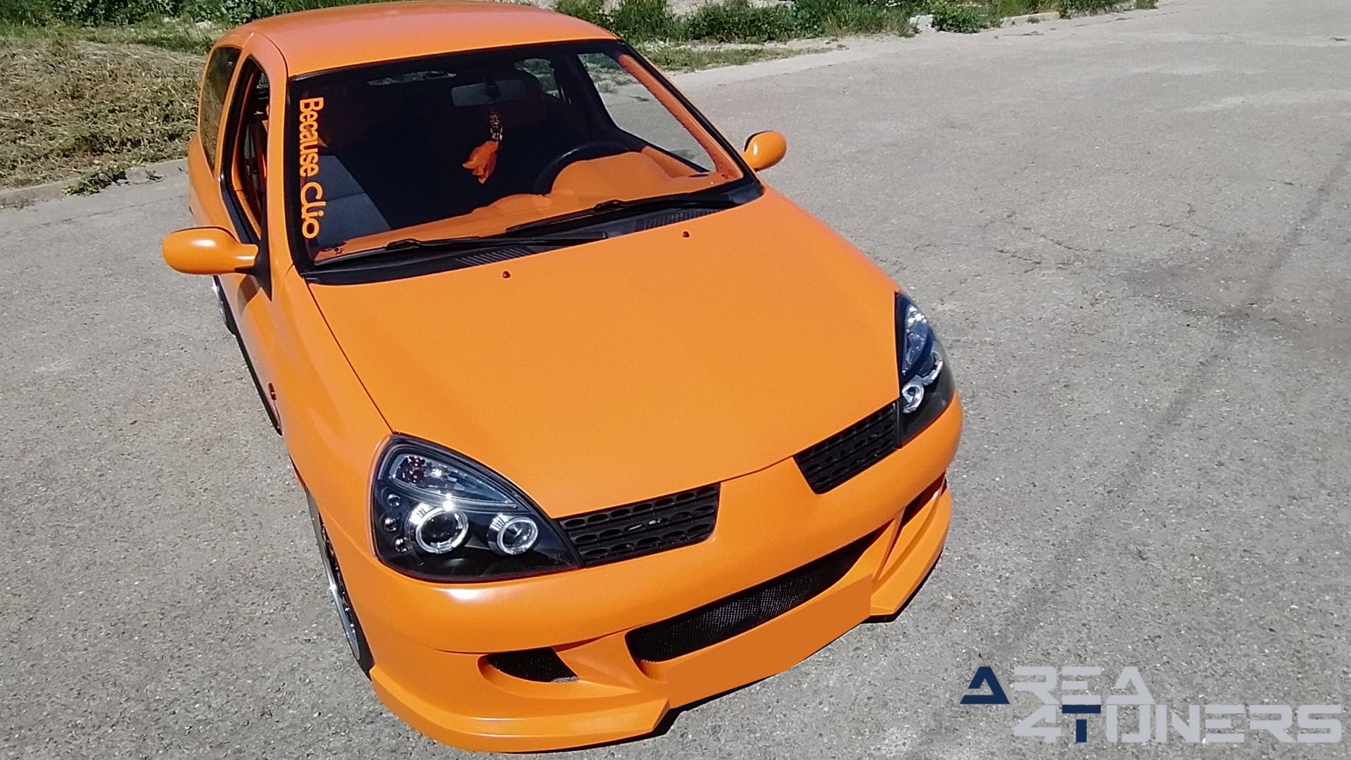 Imagen reportaje coche Tuning Renault Clio The Peach Imagen perteneciente al reportaje de coche Tuning, de la revista Area4tuners sobre un Renault Clio