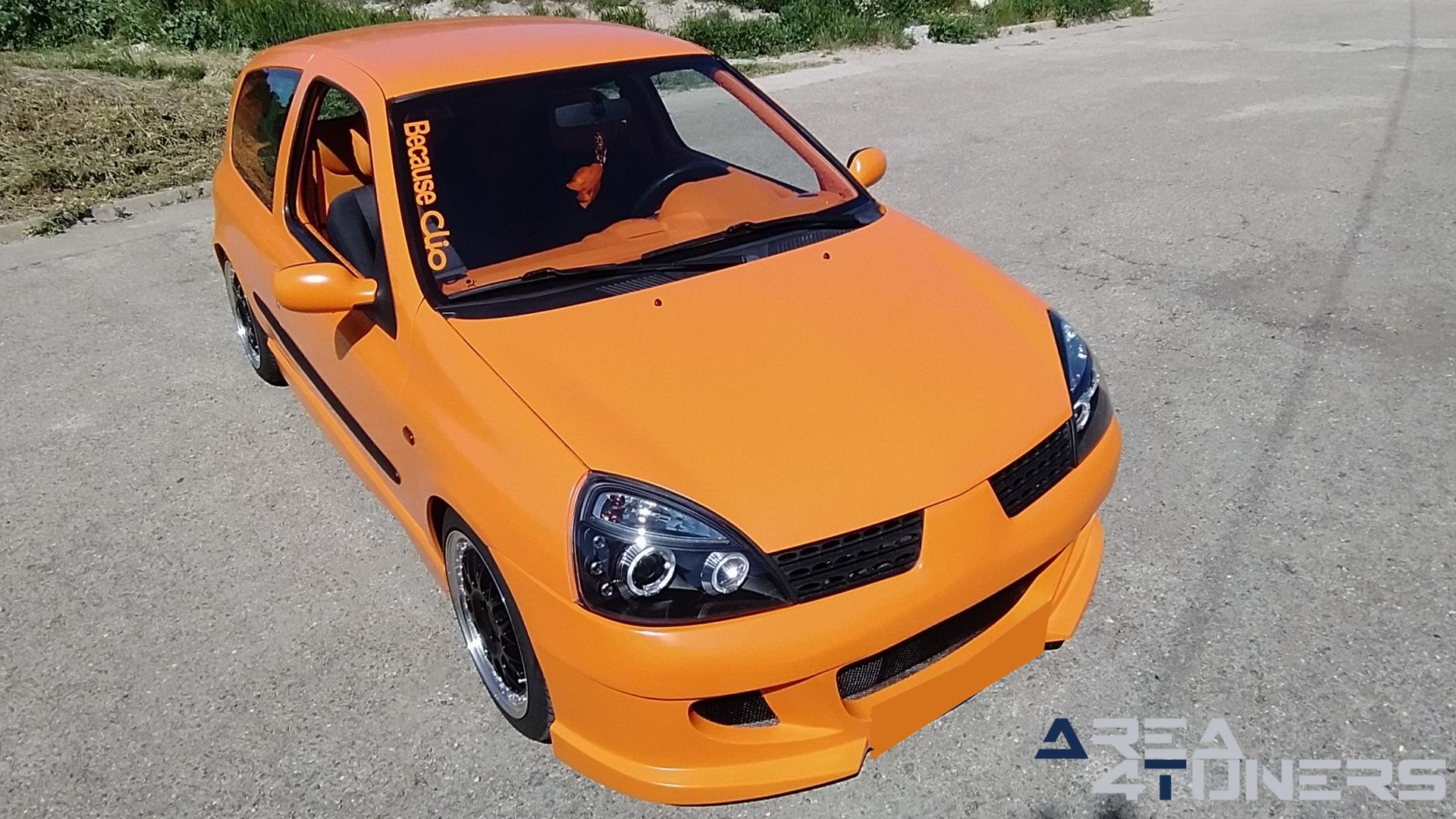 Imagen reportaje coche Tuning Renault Clio The Peach Imagen perteneciente al reportaje de coche Tuning, de la revista Area4tuners sobre un Renault Clio