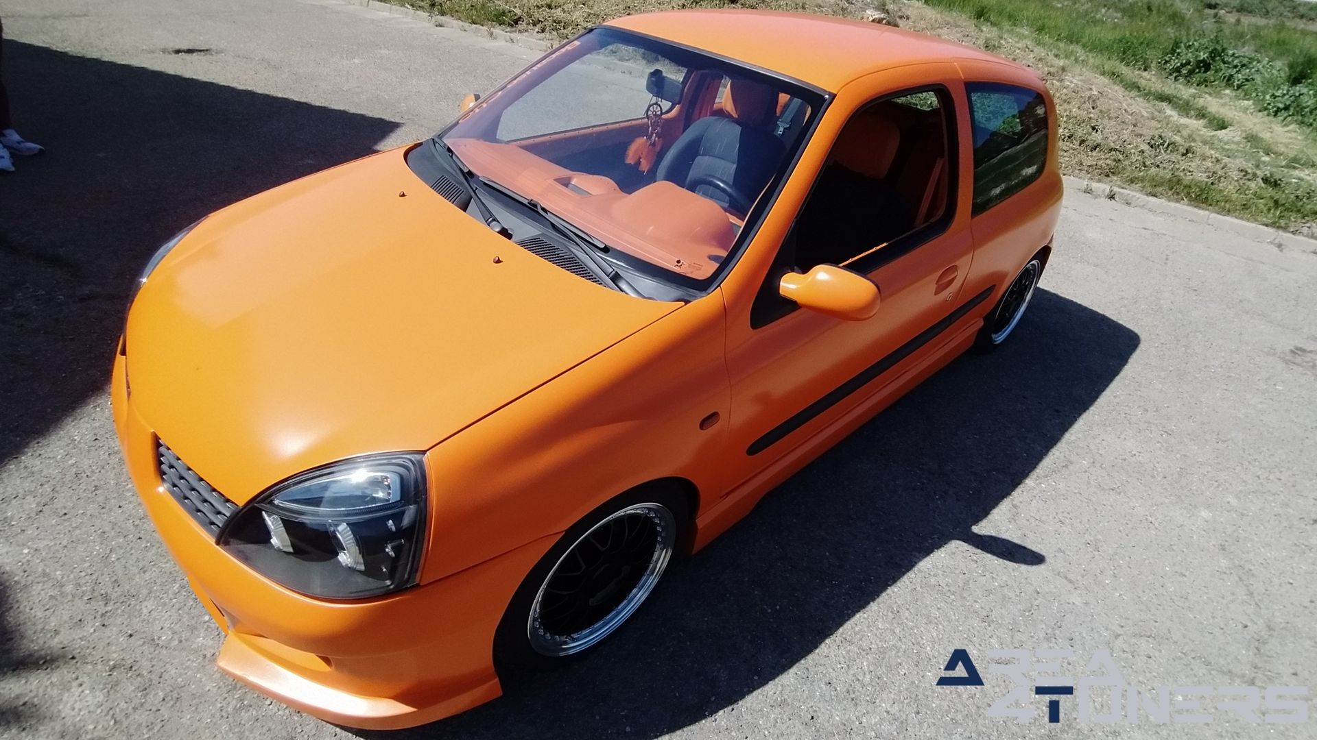 Imagen reportaje coche Tuning Renault Clio The Peach Imagen perteneciente al reportaje de coche Tuning, de la revista Area4tuners sobre un Renault Clio
