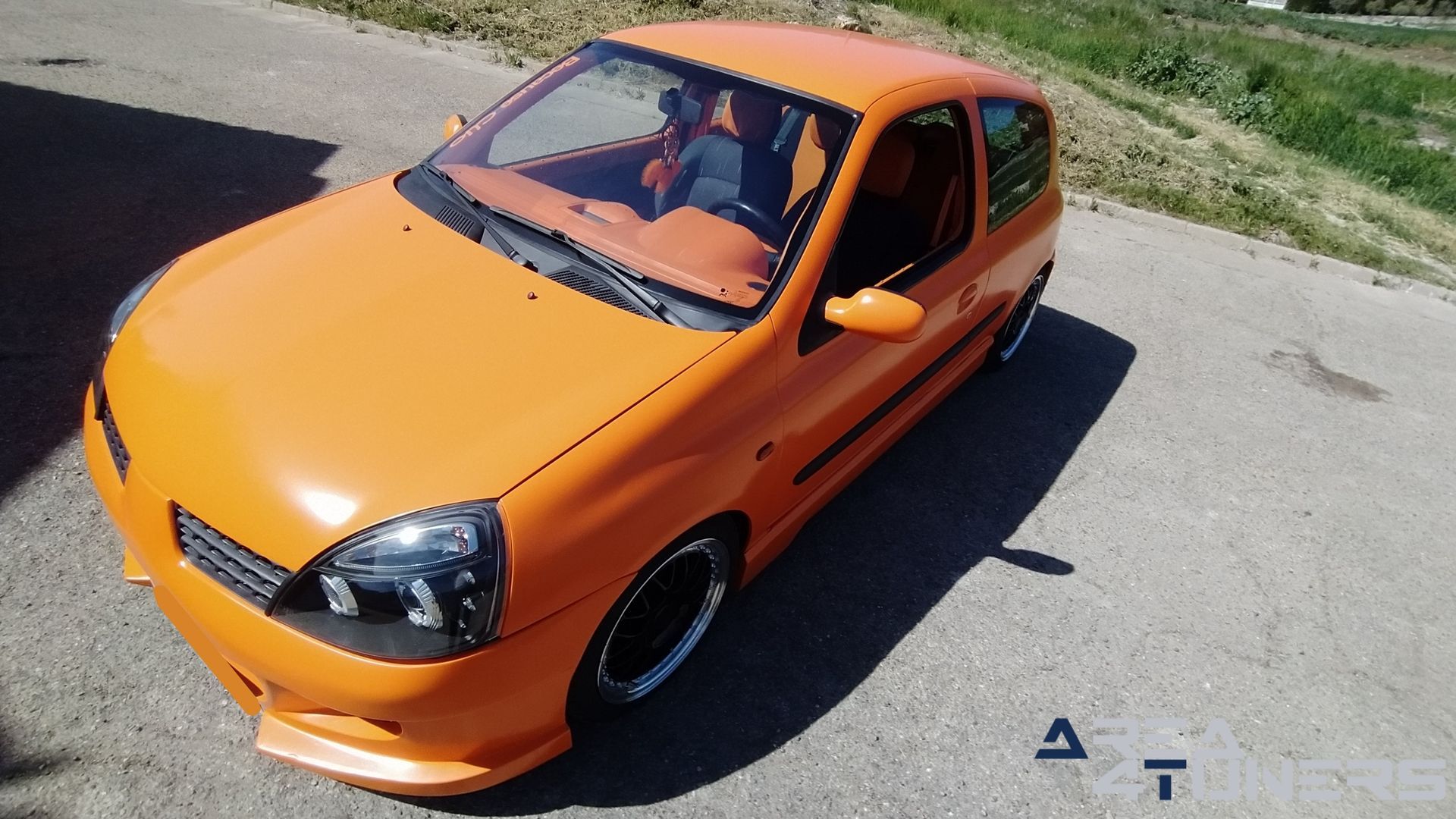 Imagen reportaje coche Tuning Renault Clio The Peach Imagen perteneciente al reportaje de coche Tuning, de la revista Area4tuners sobre un Renault Clio