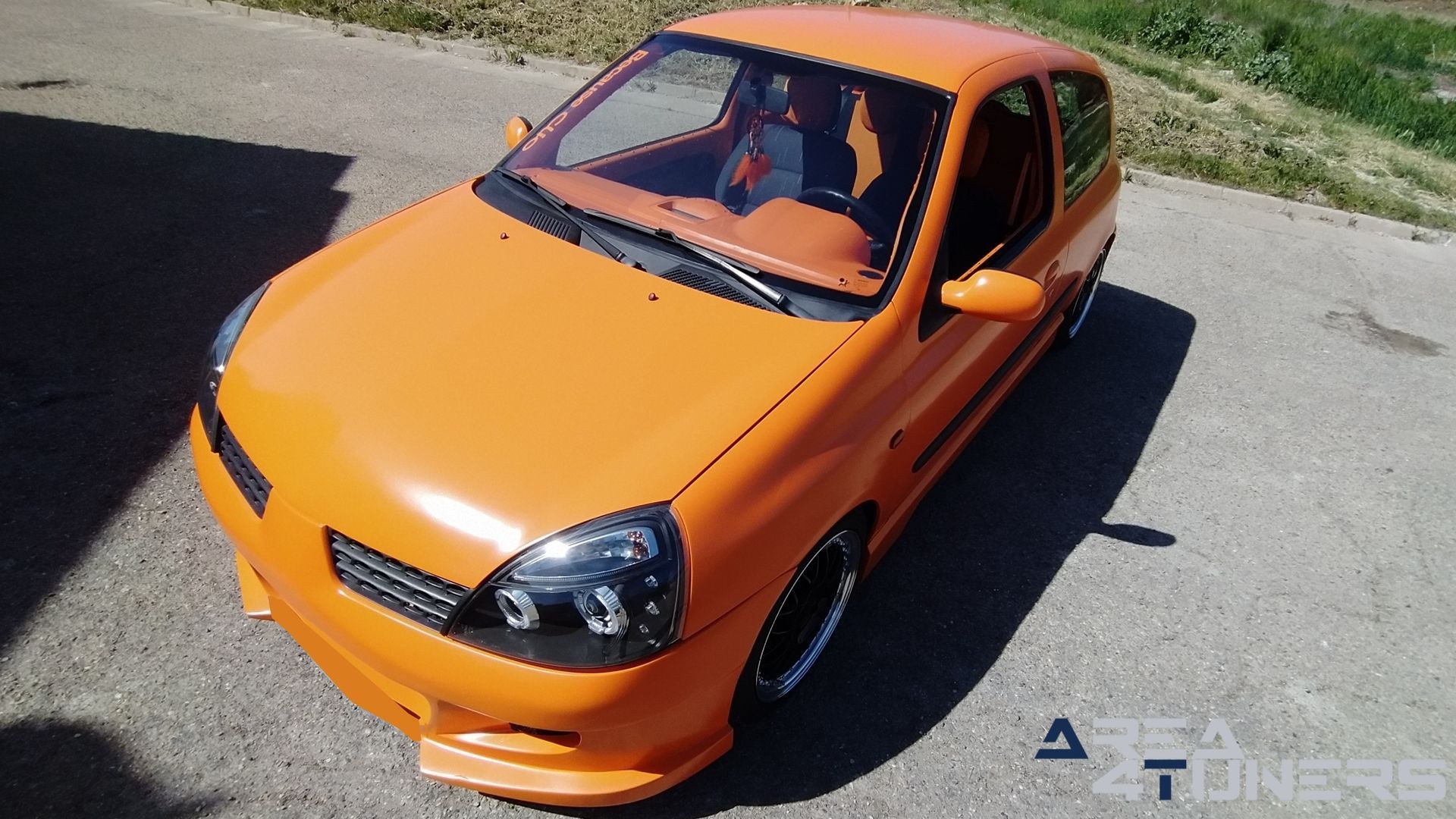 Imagen reportaje coche Tuning Renault Clio The Peach Imagen perteneciente al reportaje de coche Tuning, de la revista Area4tuners sobre un Renault Clio