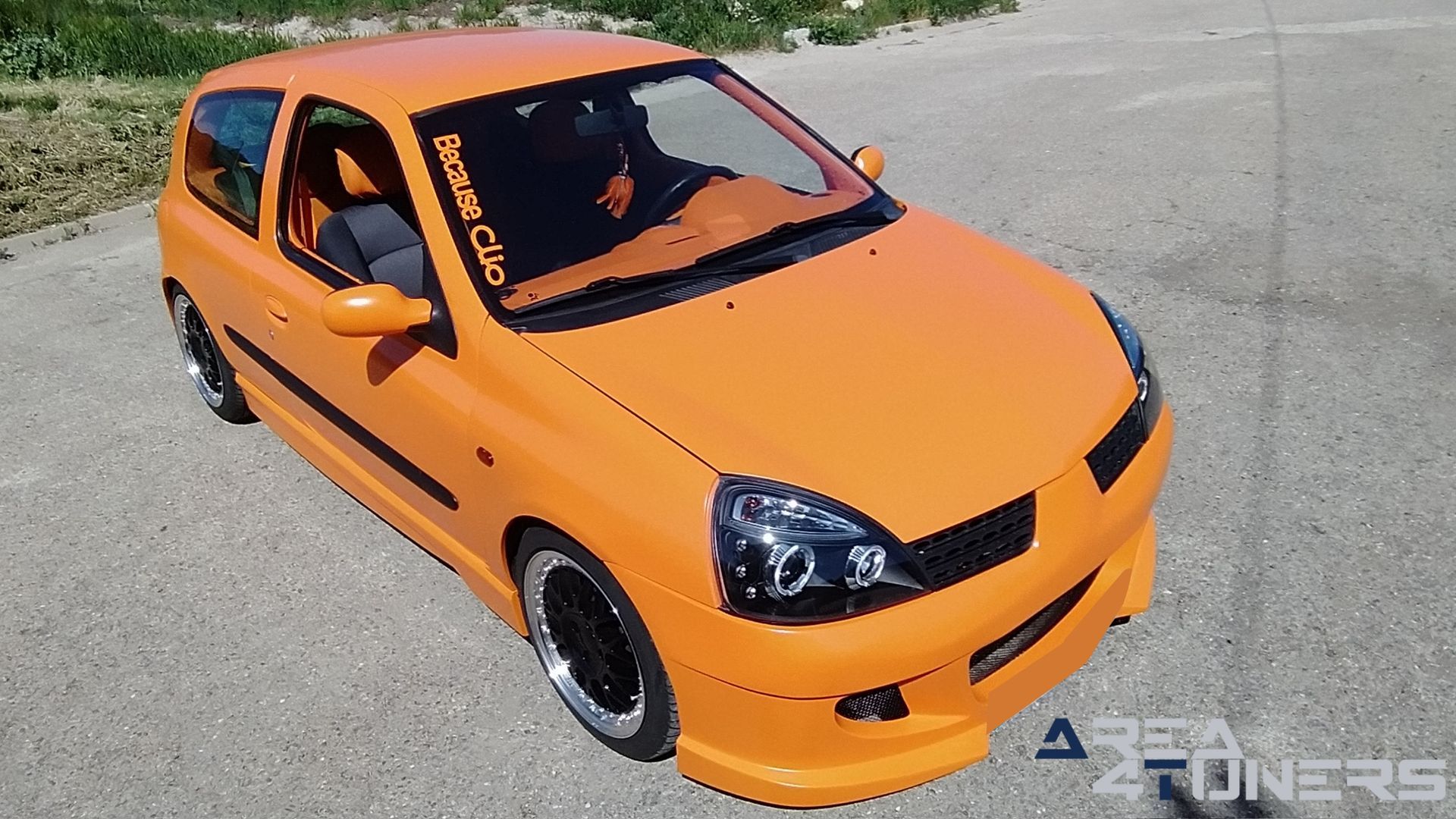 Imagen reportaje coche Tuning Renault Clio The Peach Imagen perteneciente al reportaje de coche Tuning, de la revista Area4tuners sobre un Renault Clio