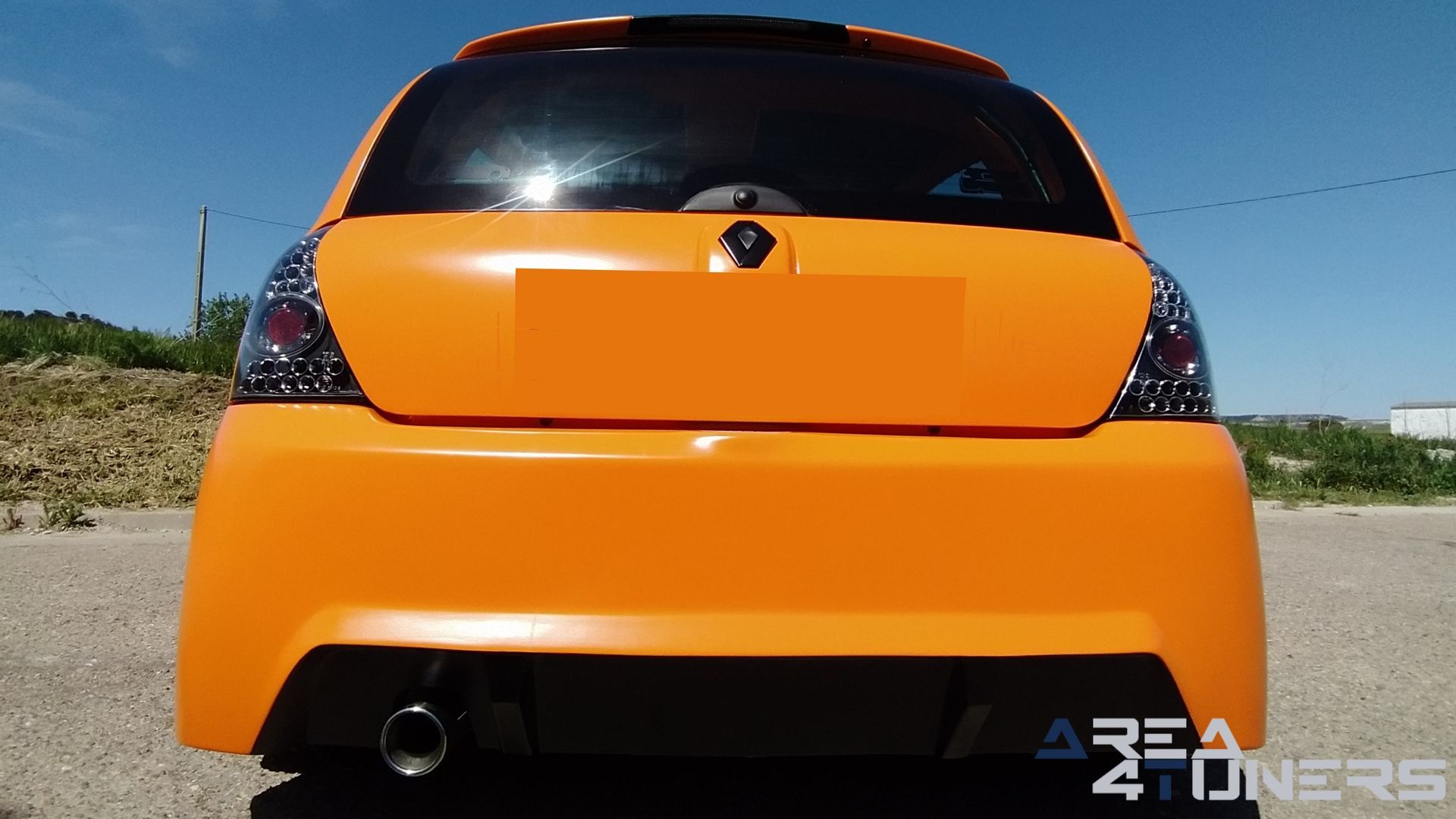 Imagen reportaje coche Tuning Renault Clio The Peach Imagen perteneciente al reportaje de coche Tuning, de la revista Area4tuners sobre un Renault Clio