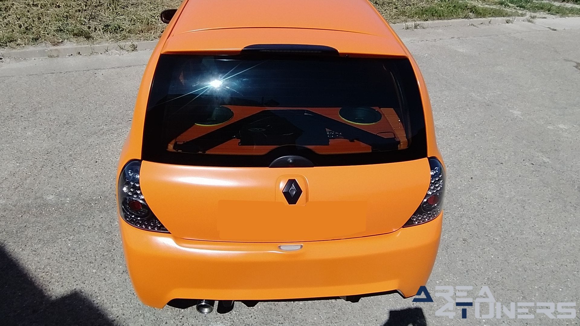 Imagen reportaje coche Tuning Renault Clio The Peach Imagen perteneciente al reportaje de coche Tuning, de la revista Area4tuners sobre un Renault Clio