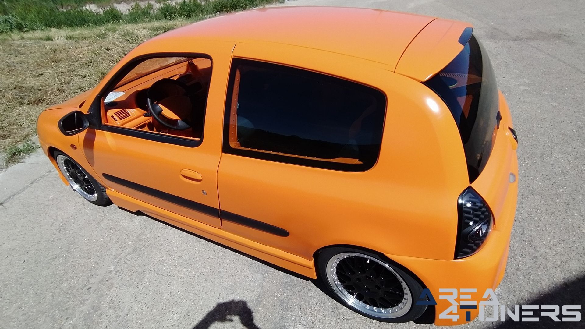Imagen reportaje coche Tuning Renault Clio The Peach Imagen perteneciente al reportaje de coche Tuning, de la revista Area4tuners sobre un Renault Clio