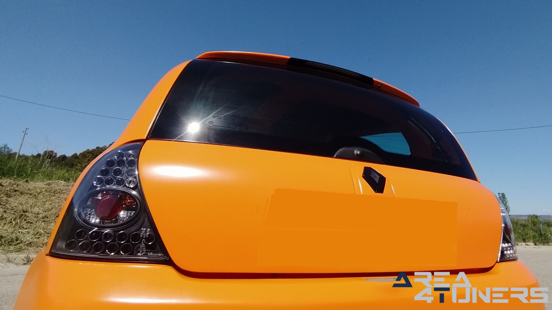 Imagen reportaje coche Tuning Renault Clio The Peach Imagen perteneciente al reportaje de coche Tuning, de la revista Area4tuners sobre un Renault Clio