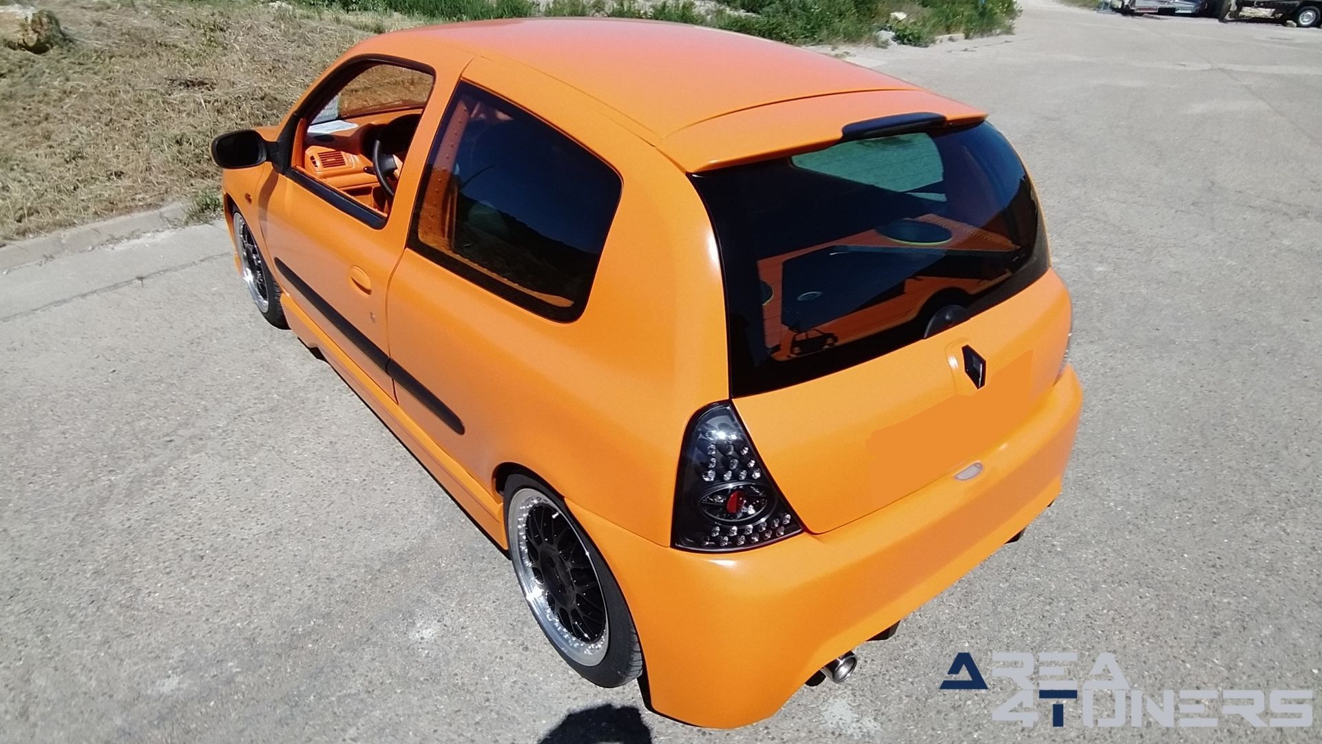 Imagen reportaje coche Tuning Renault Clio The Peach Imagen perteneciente al reportaje de coche Tuning, de la revista Area4tuners sobre un Renault Clio