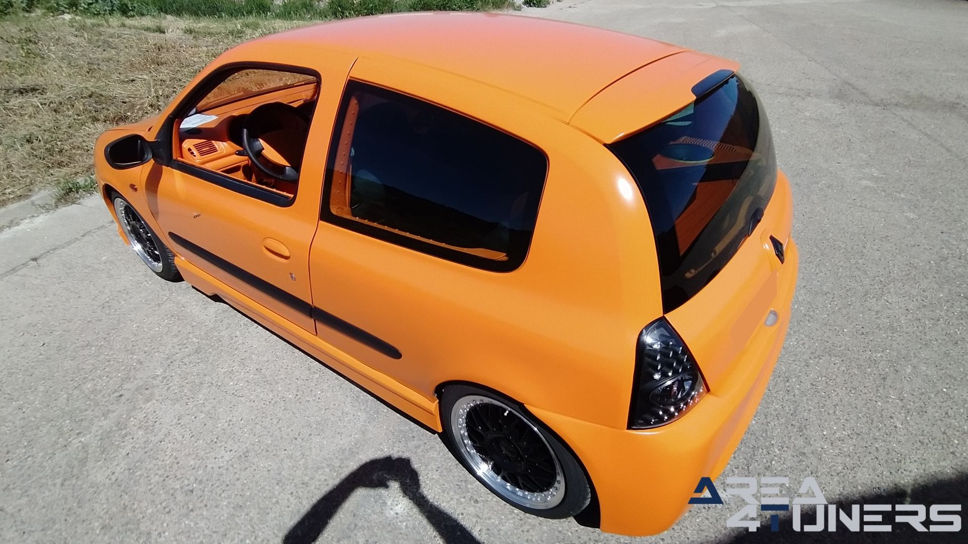 Imagen reportaje coche Tuning Renault Clio The Peach Imagen perteneciente al reportaje de coche Tuning, de la revista Area4tuners sobre un Renault Clio