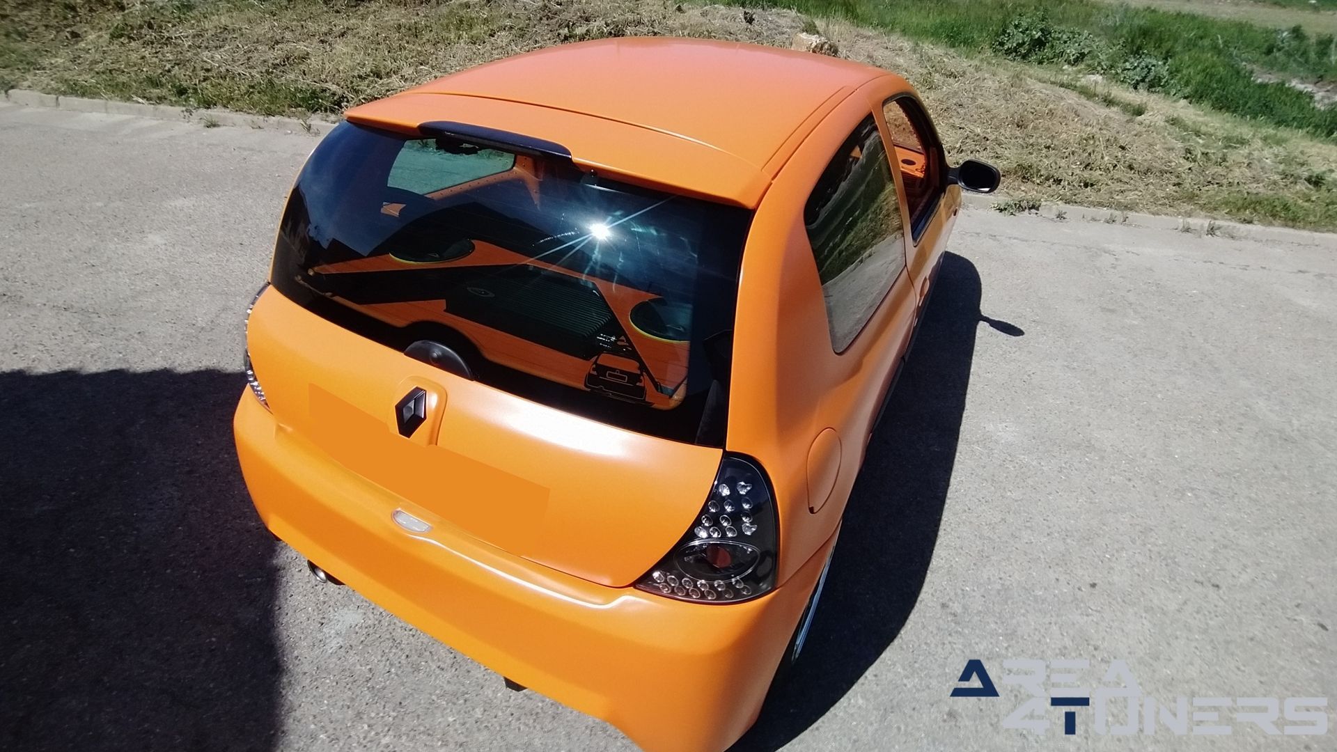 Imagen reportaje coche Tuning Renault Clio The Peach Imagen perteneciente al reportaje de coche Tuning, de la revista Area4tuners sobre un Renault Clio