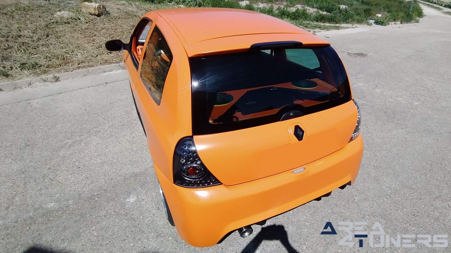 Imagen reportaje coche Tuning Renault Clio The Peach Imagen perteneciente al reportaje de coche Tuning, de la revista Area4tuners sobre un Renault Clio