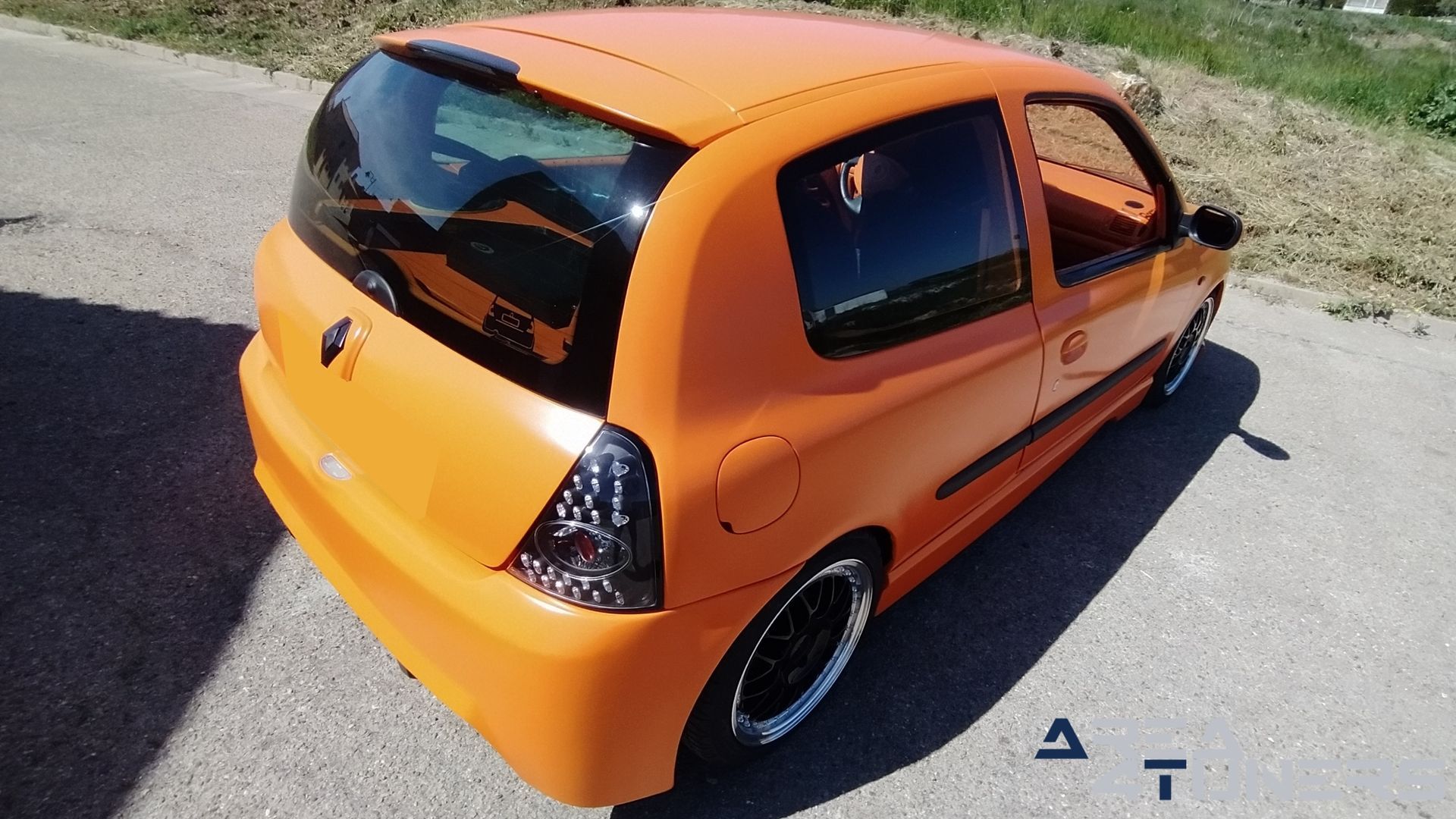 Imagen reportaje coche Tuning Renault Clio The Peach Imagen perteneciente al reportaje de coche Tuning, de la revista Area4tuners sobre un Renault Clio