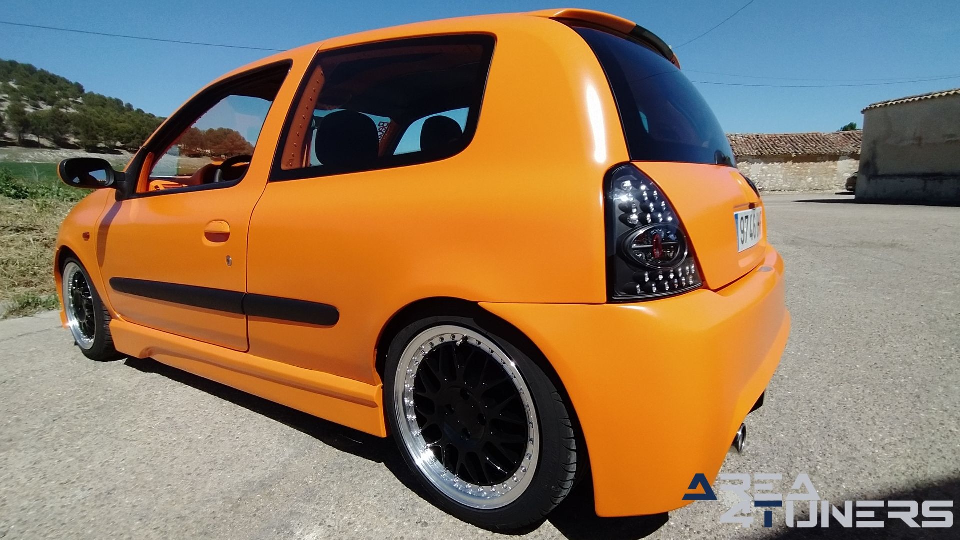 Imagen reportaje coche Tuning Renault Clio The Peach Imagen perteneciente al reportaje de coche Tuning, de la revista Area4tuners sobre un Renault Clio